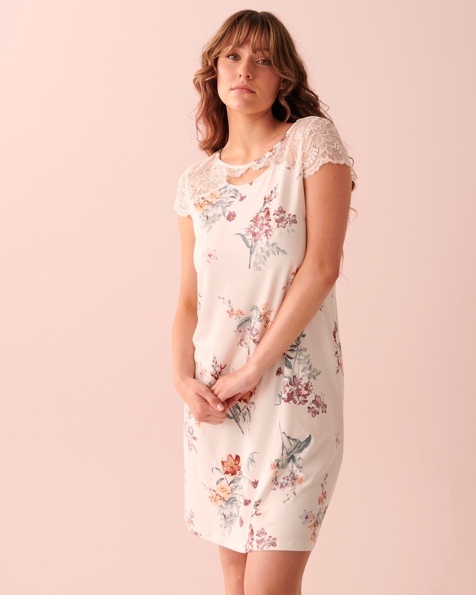 LA VIE EN ROSE Chemise de nuit ultra douce mancherons et encolure en dentelle Bouquet bucolique 40500291 - Voir1