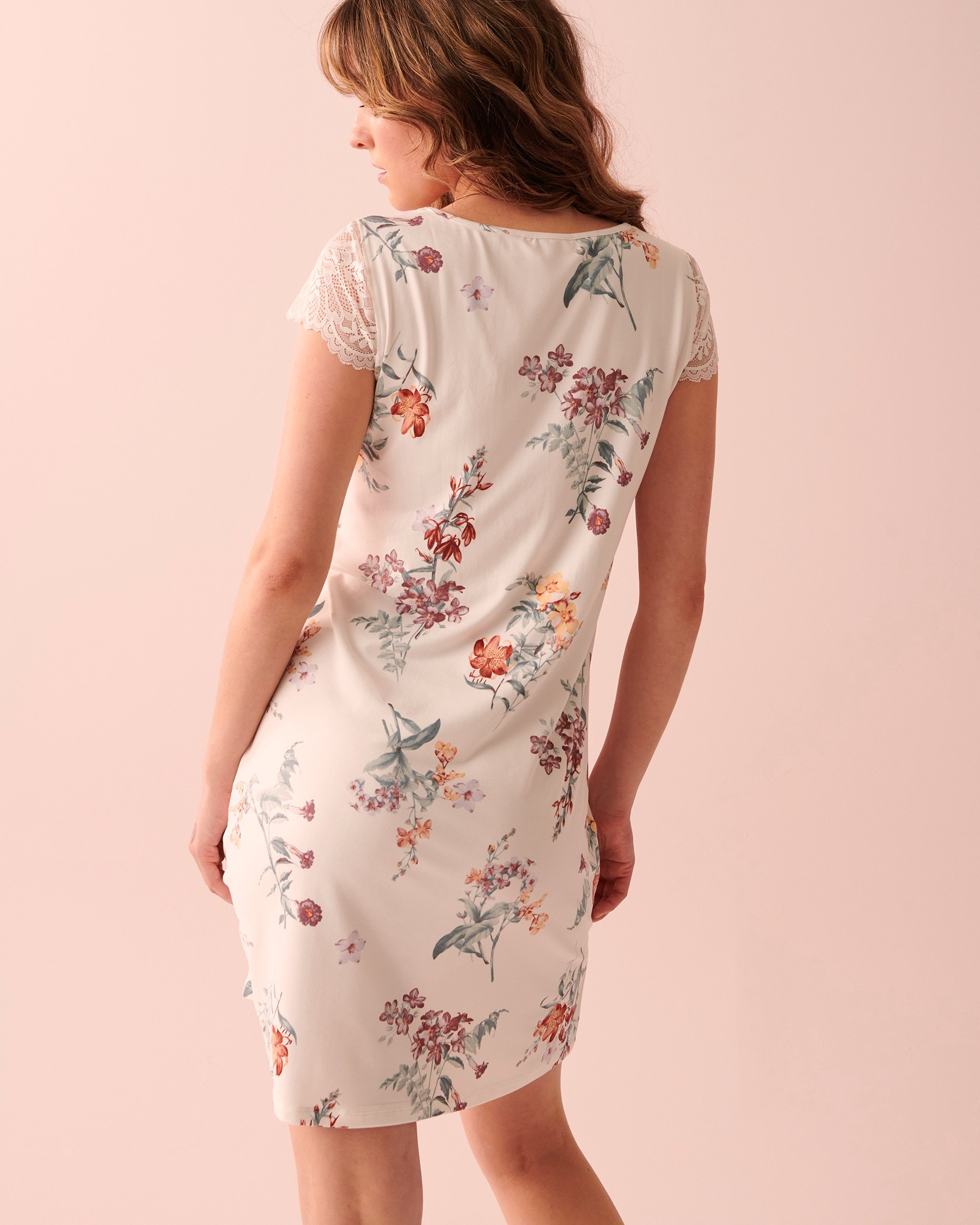 LA VIE EN ROSE Chemise de nuit ultra douce mancherons et encolure en dentelle Bouquet bucolique 40500291 - Voir2