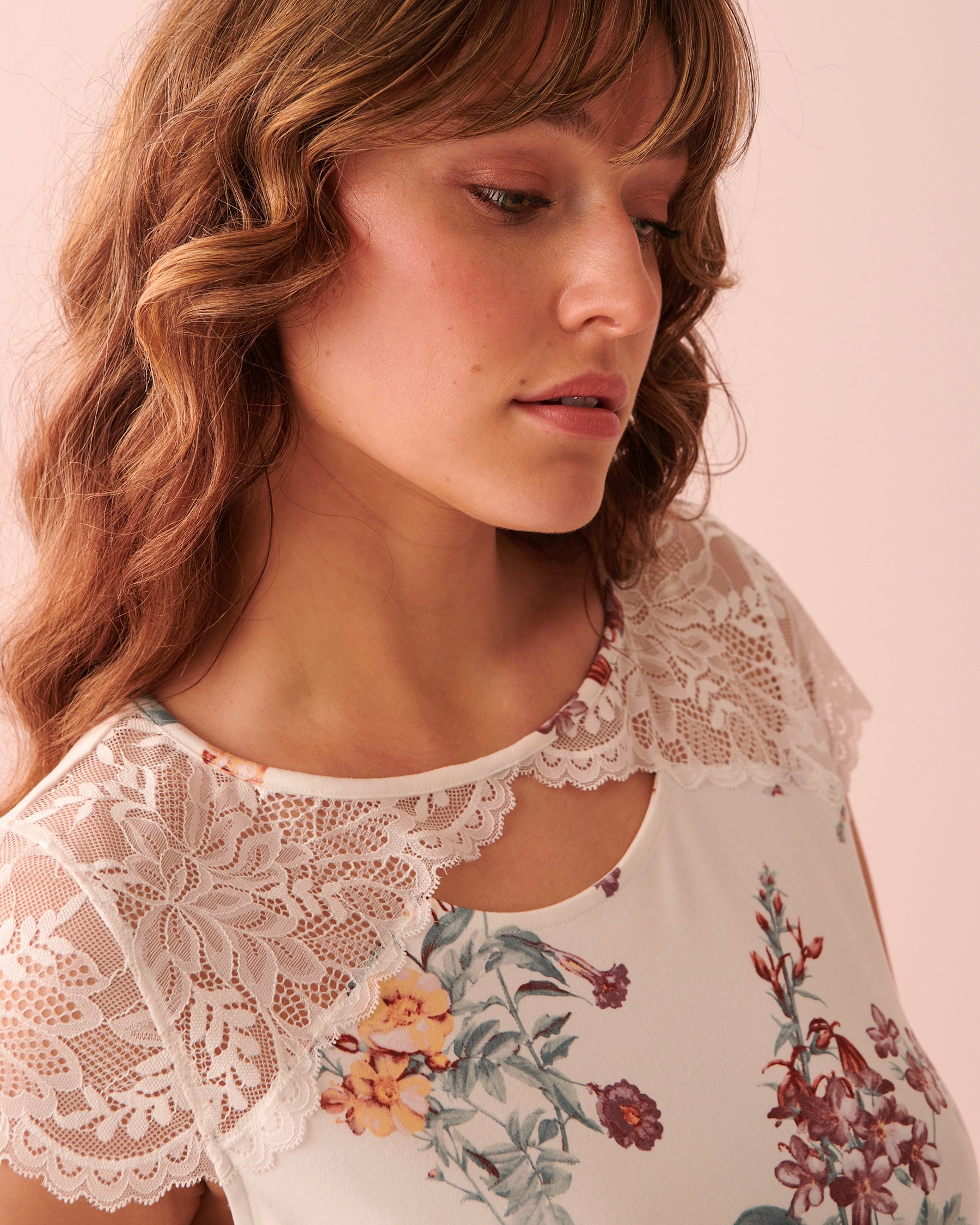 LA VIE EN ROSE Chemise de nuit ultra douce mancherons et encolure en dentelle Bouquet bucolique 40500291 - Voir3
