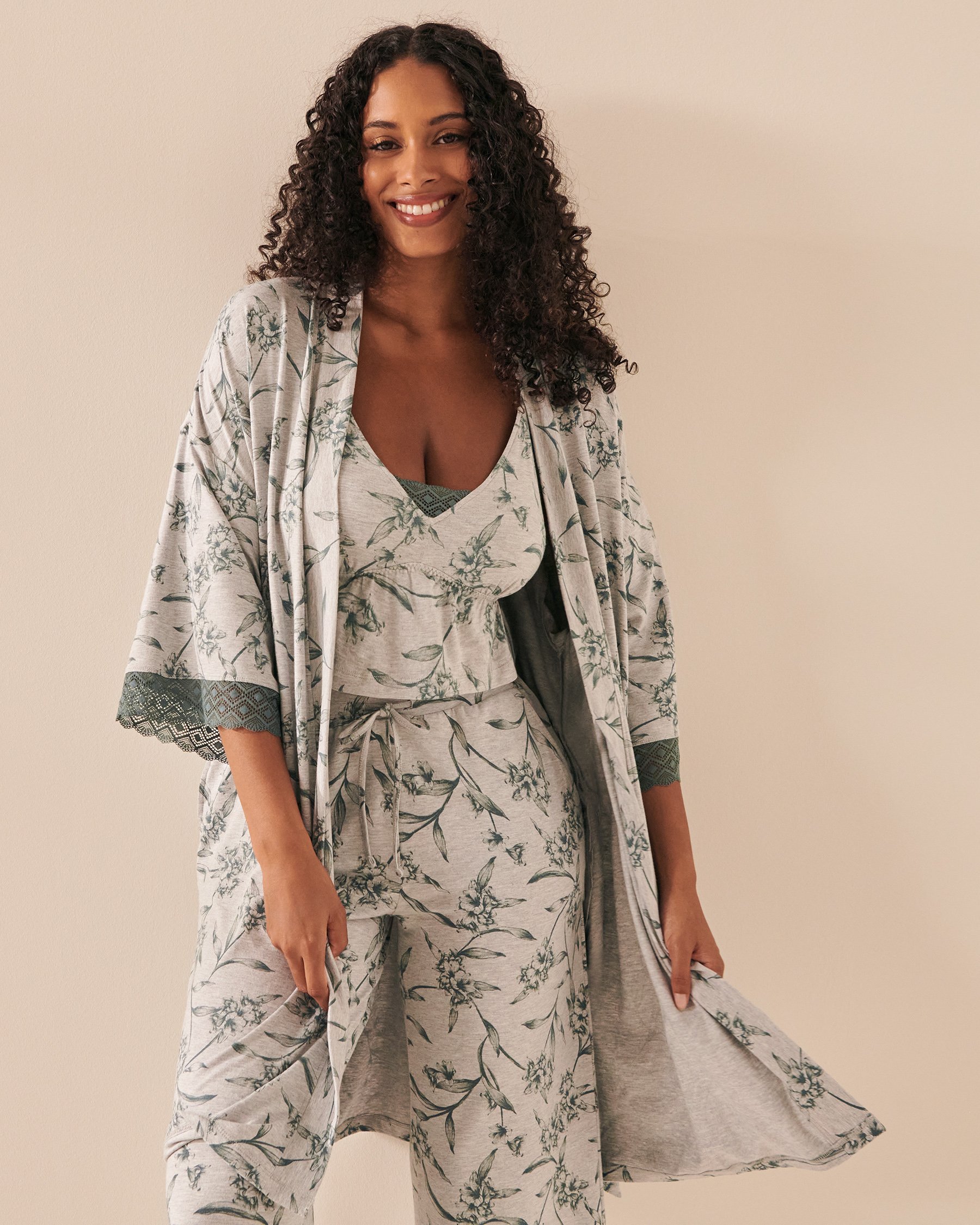 LA VIE EN ROSE Bamboo Lace Detail Kimono Blue blossoms 40600136 - View1