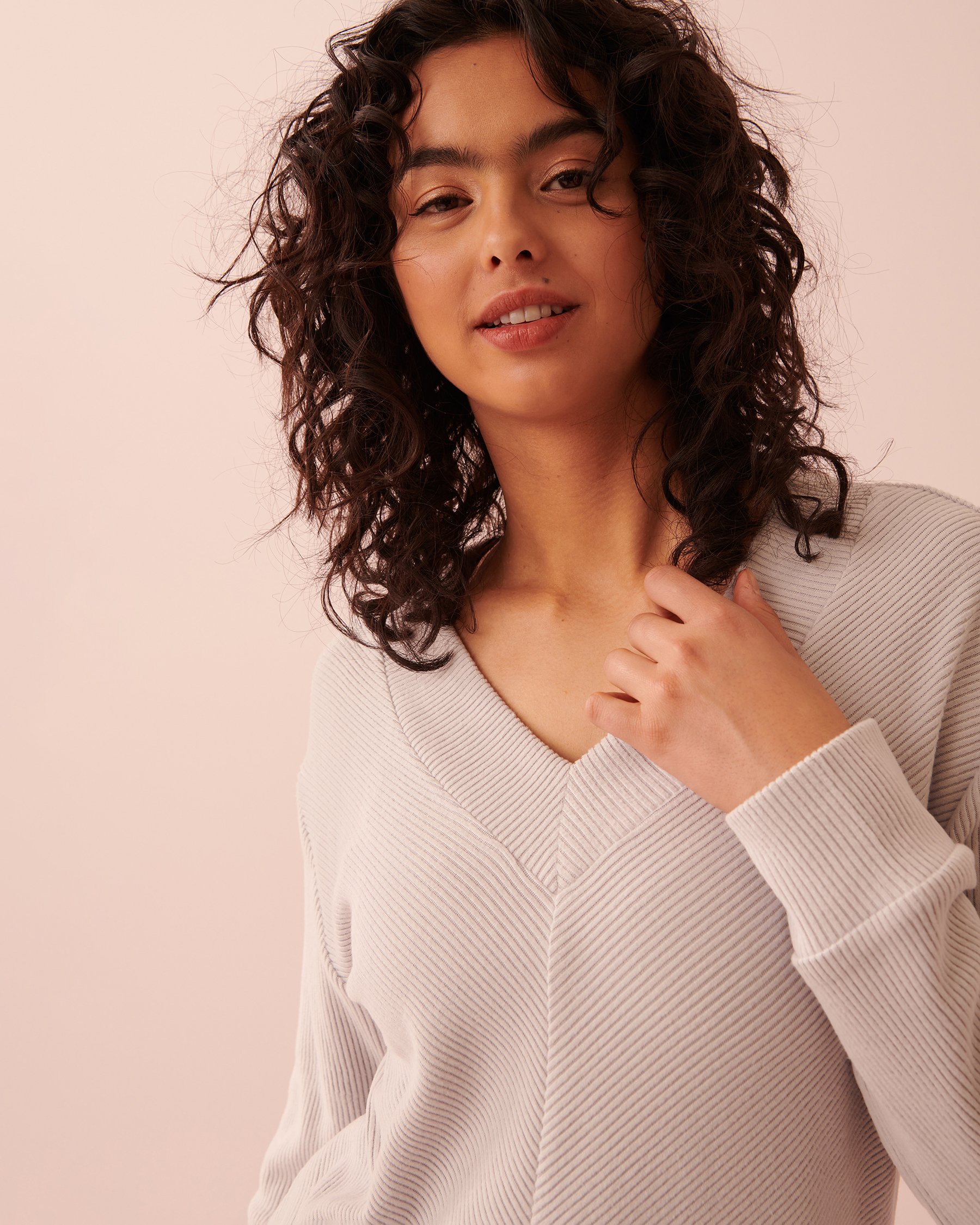 LA VIE EN ROSE Soft Knit Ribbed V-neck Long Sleeve Shirt Grey 40100457 - View3