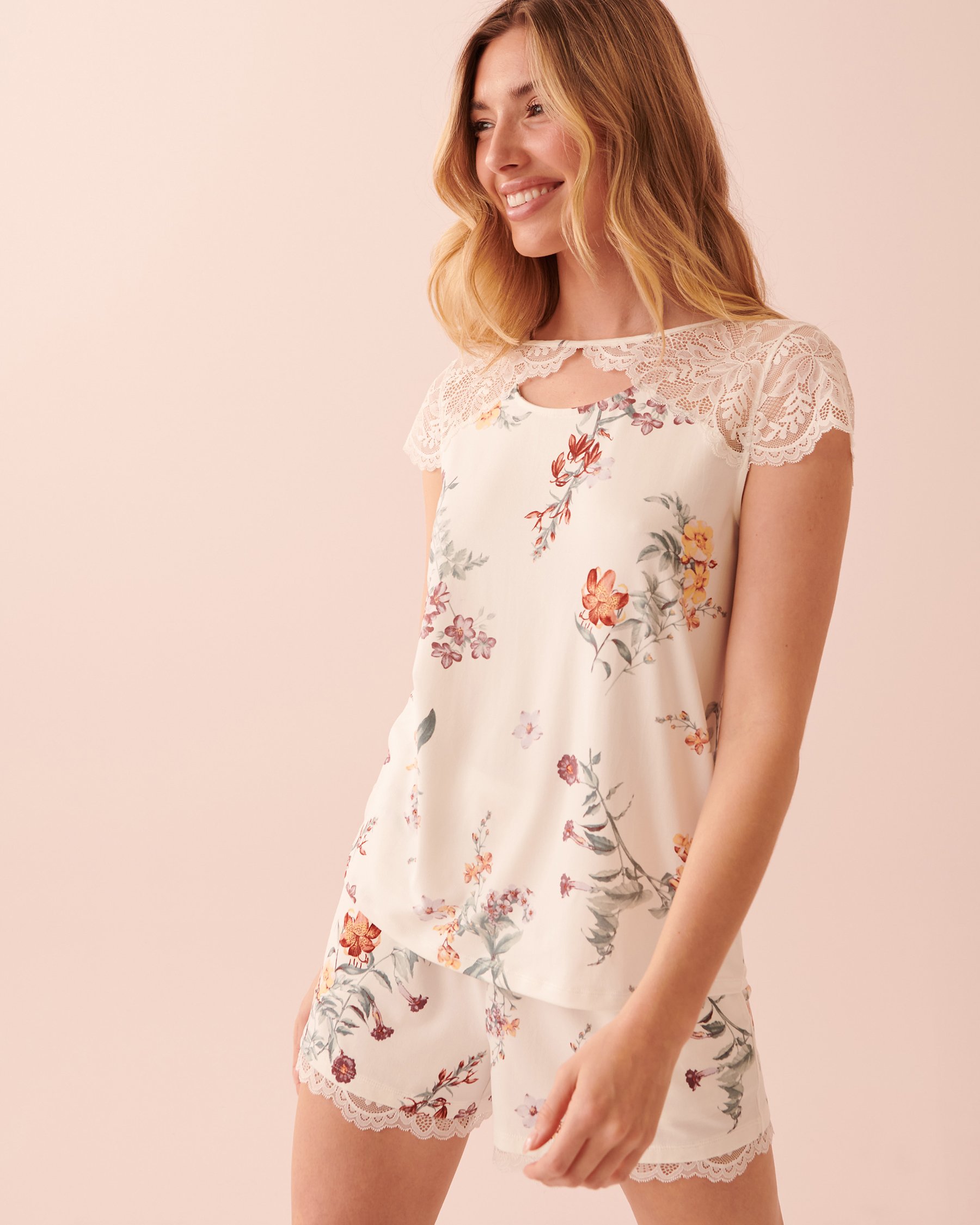 LA VIE EN ROSE Super Soft Lace Neckline and Cap Sleeve T-shirt Bucolic bouquet 40100465 - View3