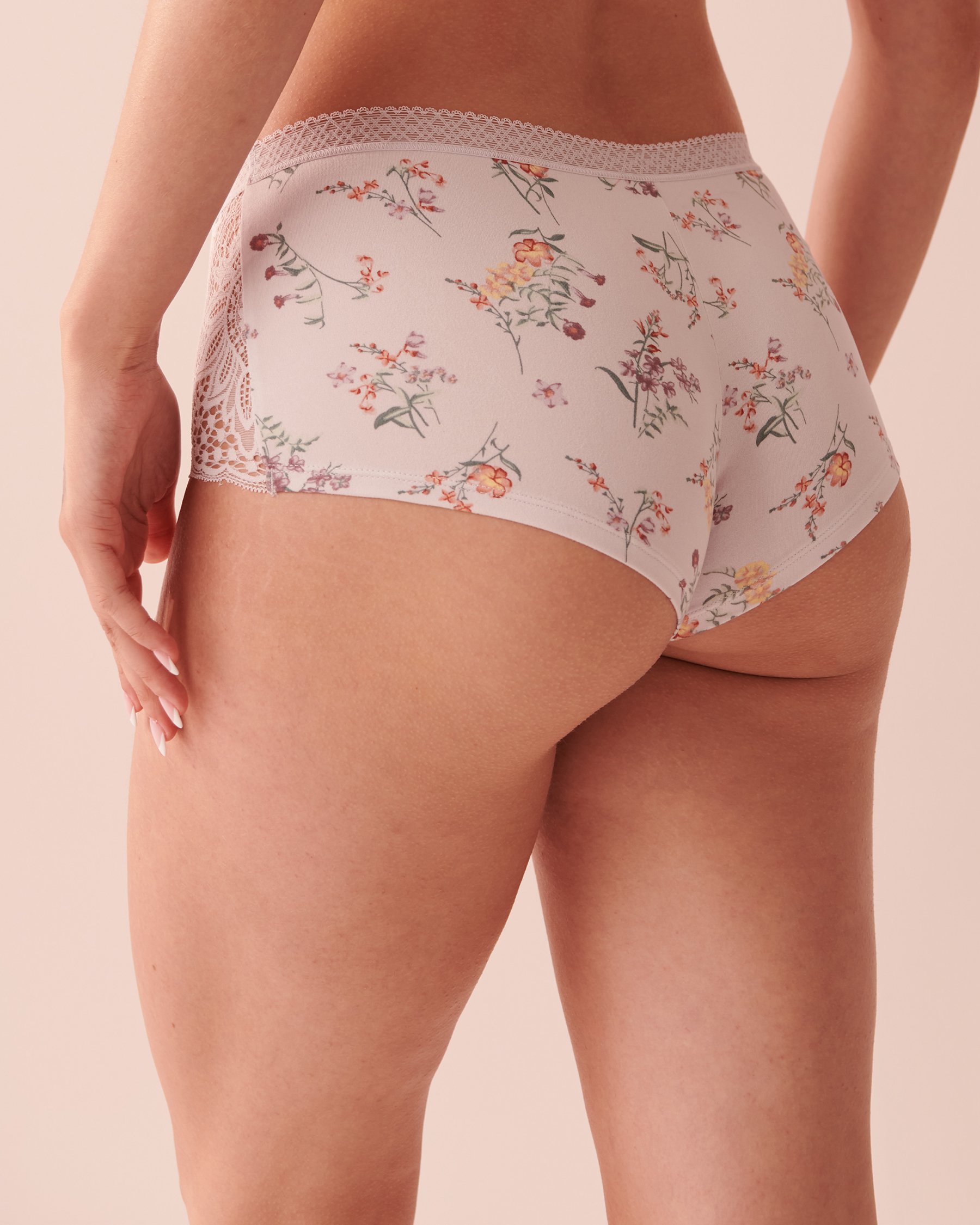 LA VIE EN ROSE Super Soft Lace Detail Boyleg Panty Lilac bouquet 20100340 - View2