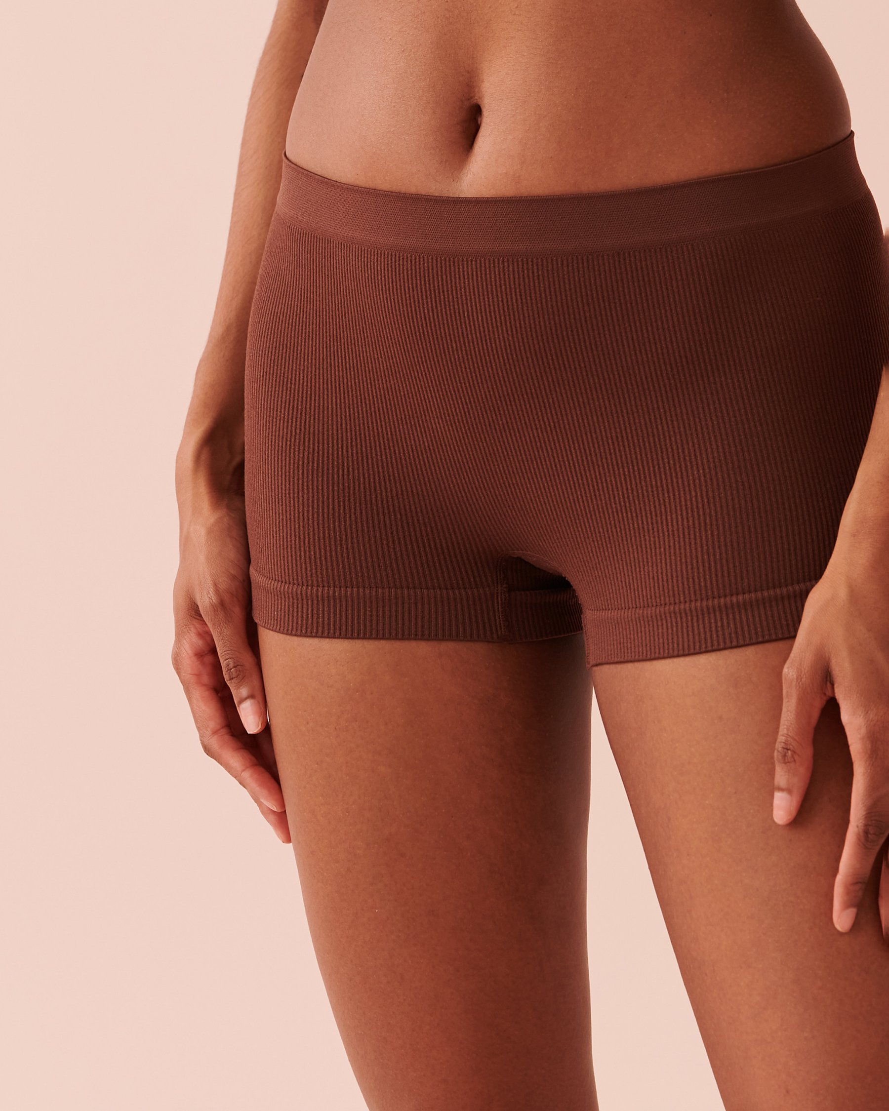 LA VIE EN ROSE Seamless Fabric Ribbed Boyleg Panty Smooth coffee 20300224 - View1