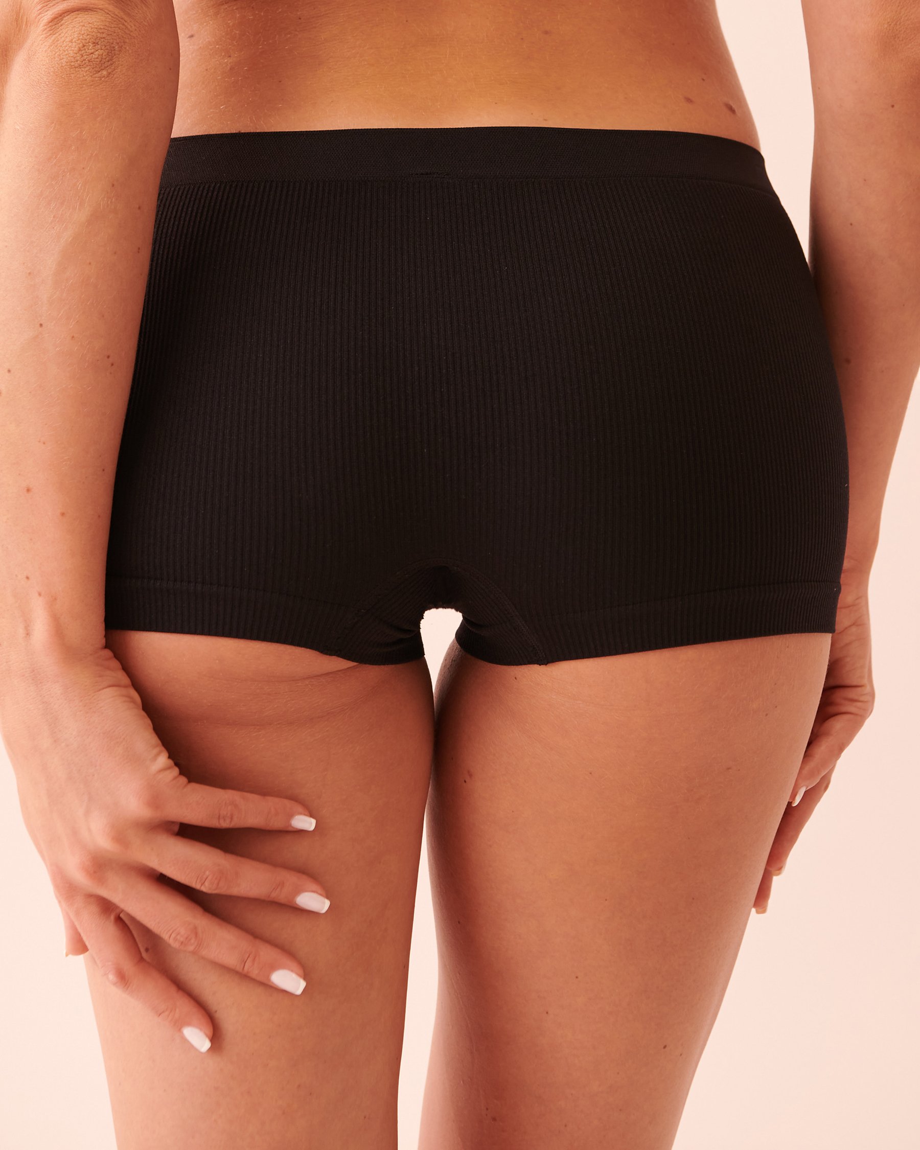 LA VIE EN ROSE Seamless Ribbed Boyleg Panty Black 20300239 - View2
