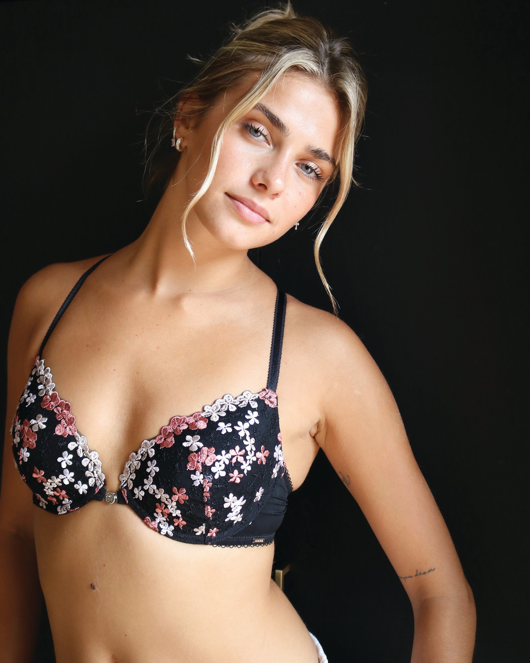 LA VIE EN ROSE Lightly Lined Front Closure Demi Bra Black floral embroidery 10200294 - View4
