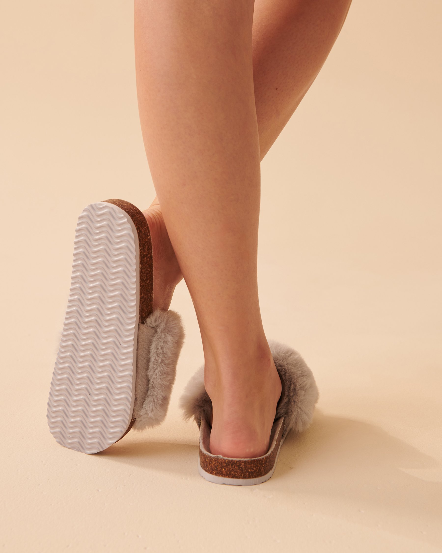 LA VIE EN ROSE Pantoufles mules ouvertes en peluche Gris 40700275 - Voir2