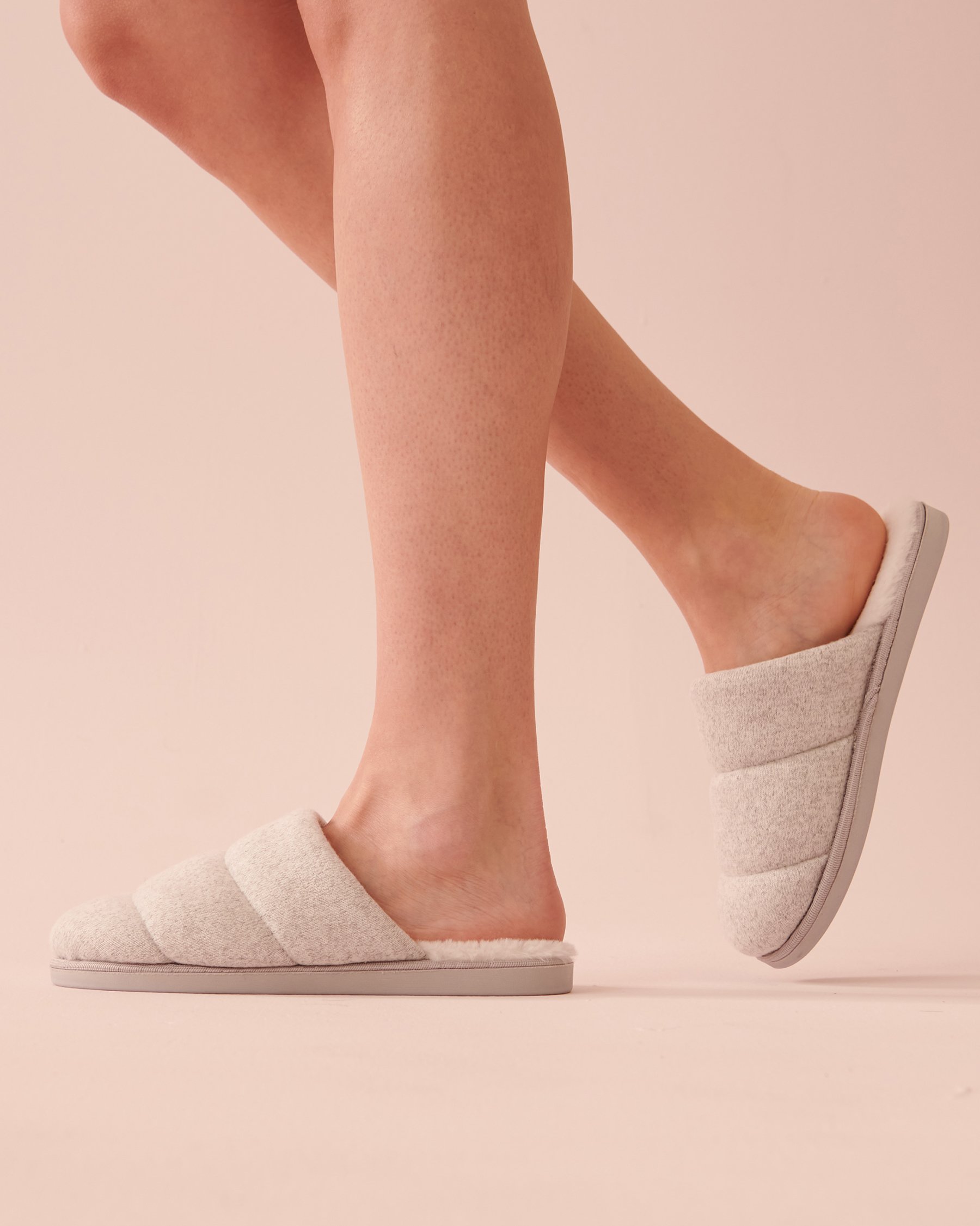 LA VIE EN ROSE Quilted Clog Slippers Dusty grey 40700277 - View3