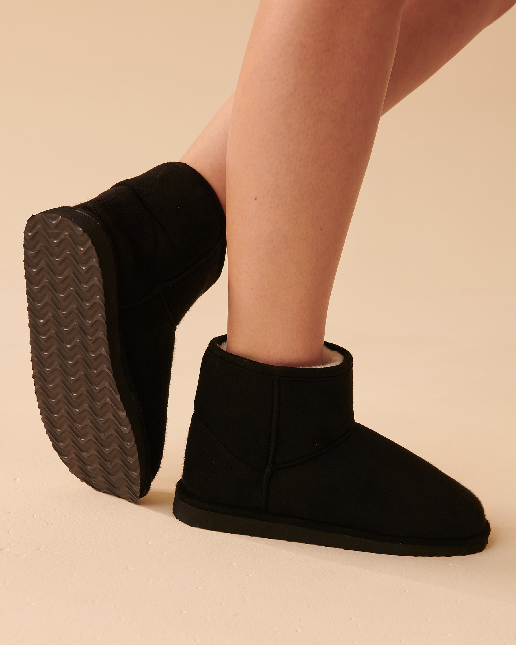 LA VIE EN ROSE Pantoufles bottines en faux suède Noir 40700280 - Voir2