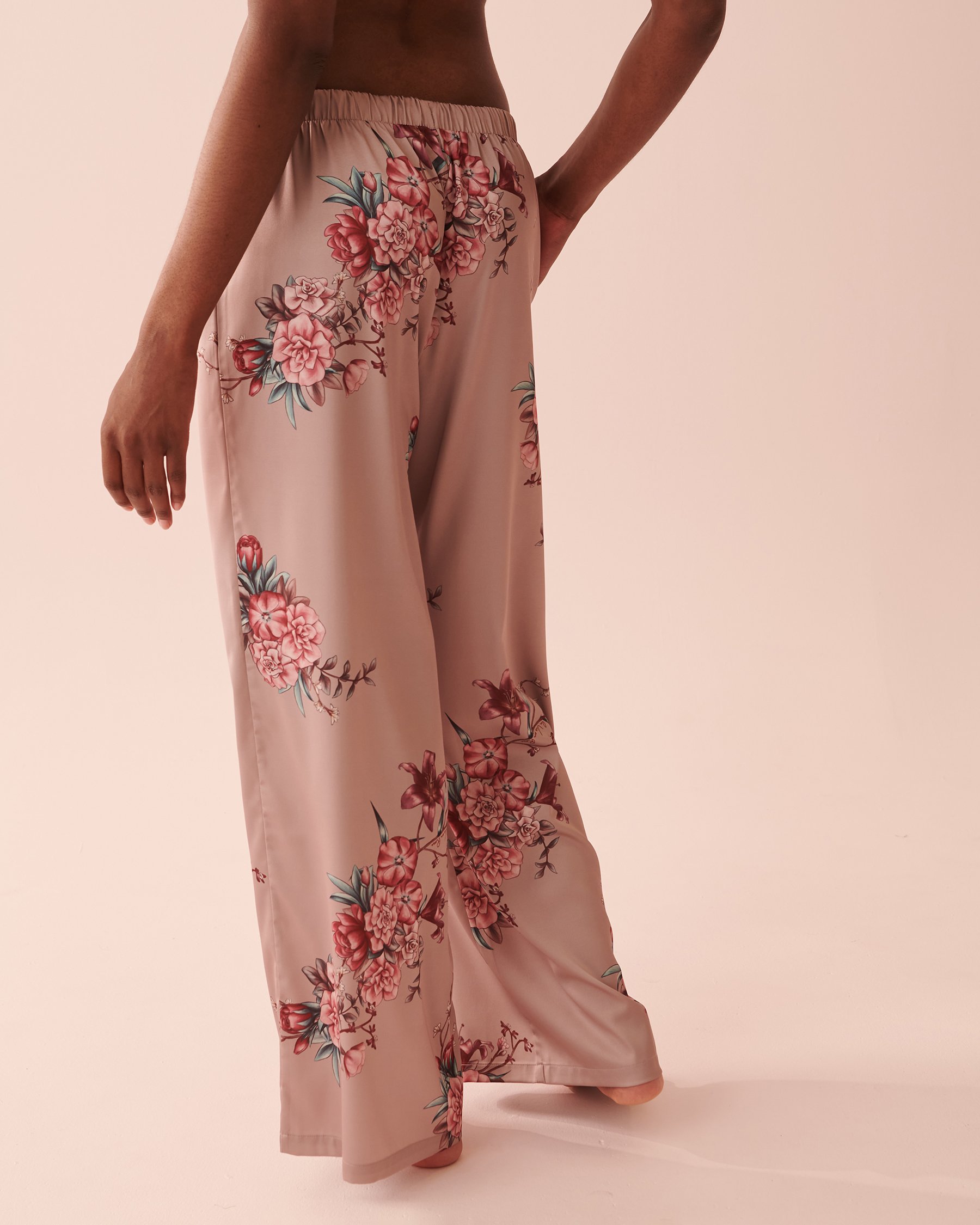 LA VIE EN ROSE Pantalon jambe large en satin Fleurs d'automne 60200074 - Voir2