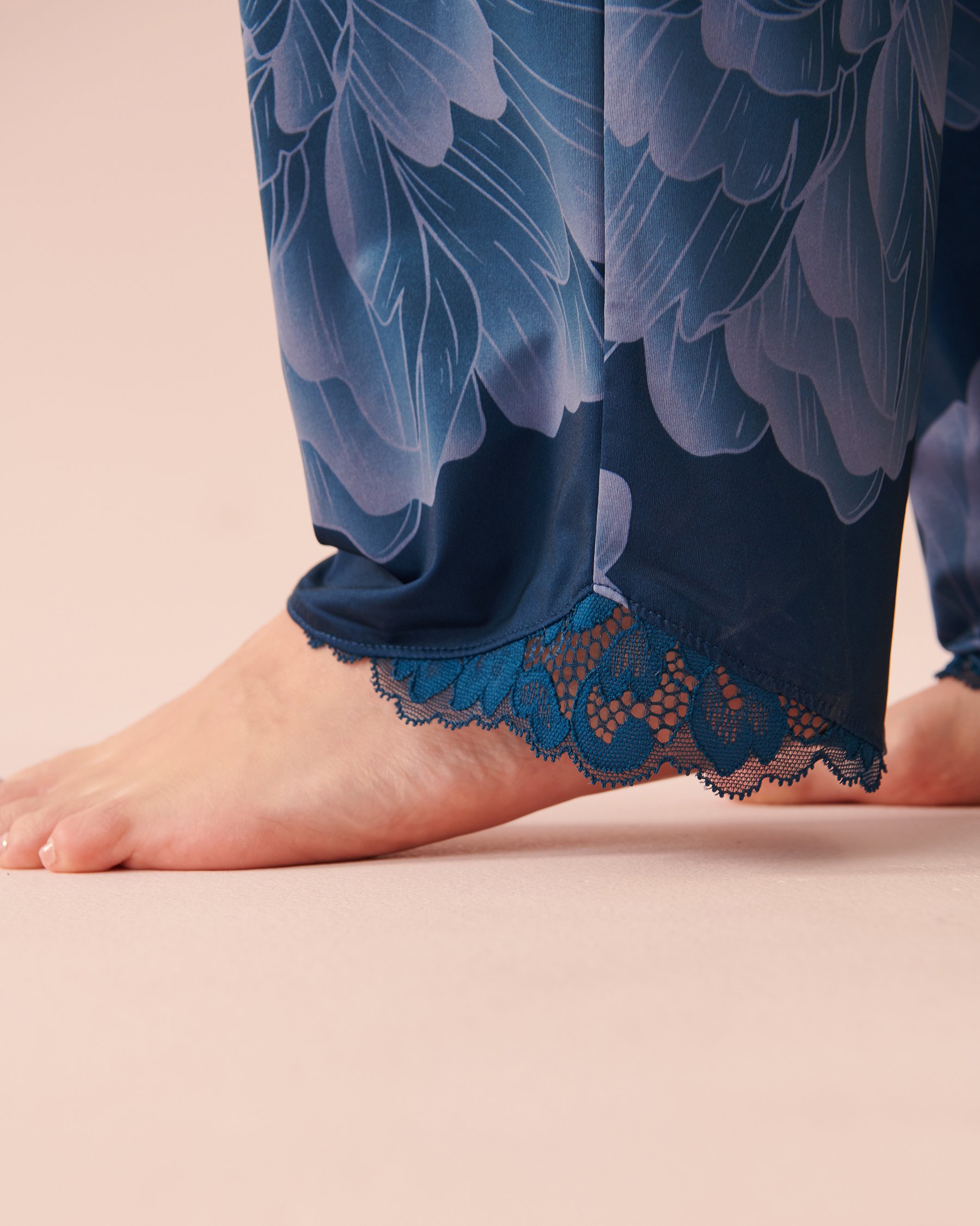 LA VIE EN ROSE Pantalon bordure de dentelle en fibres recyclées Pivoine de minuit 60200076 - Voir3