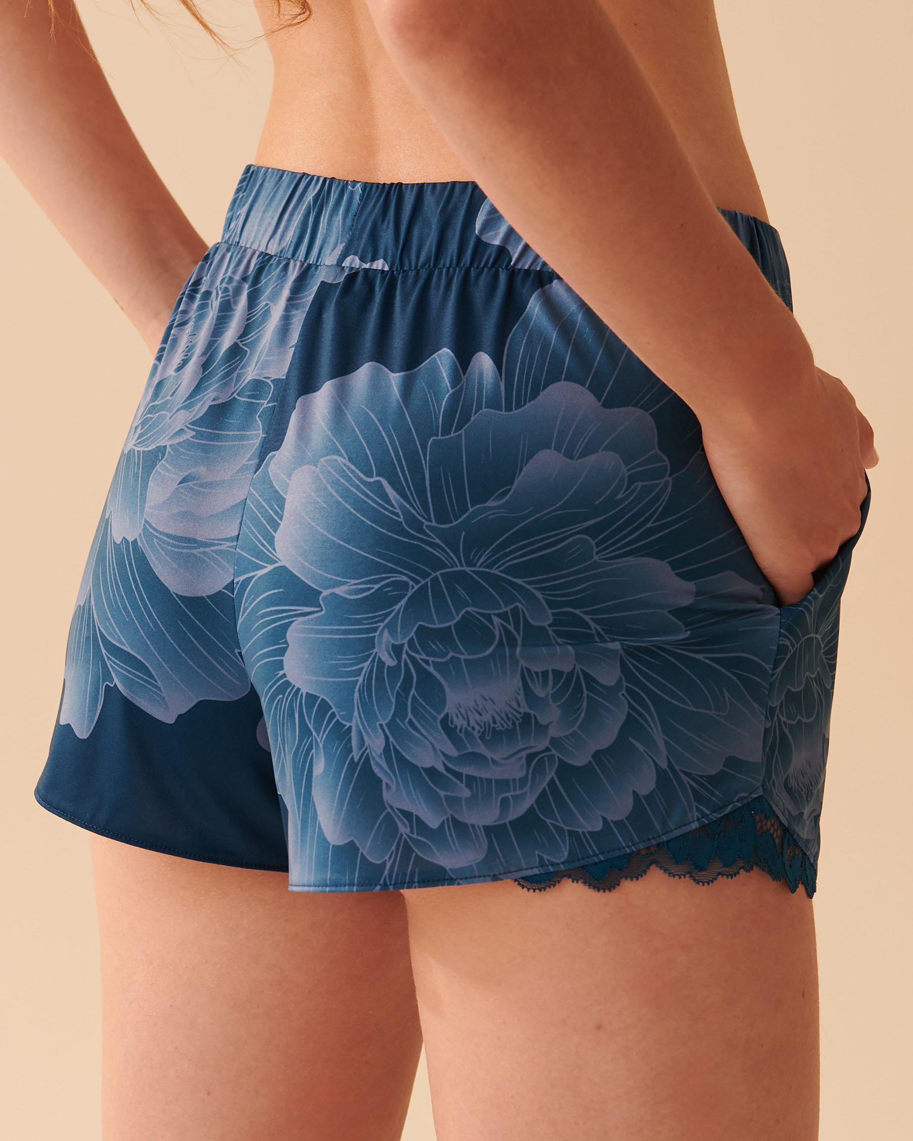 LA VIE EN ROSE Short bordure de dentelle en fibres recyclées Pivoine de minuit 60200077 - Voir2