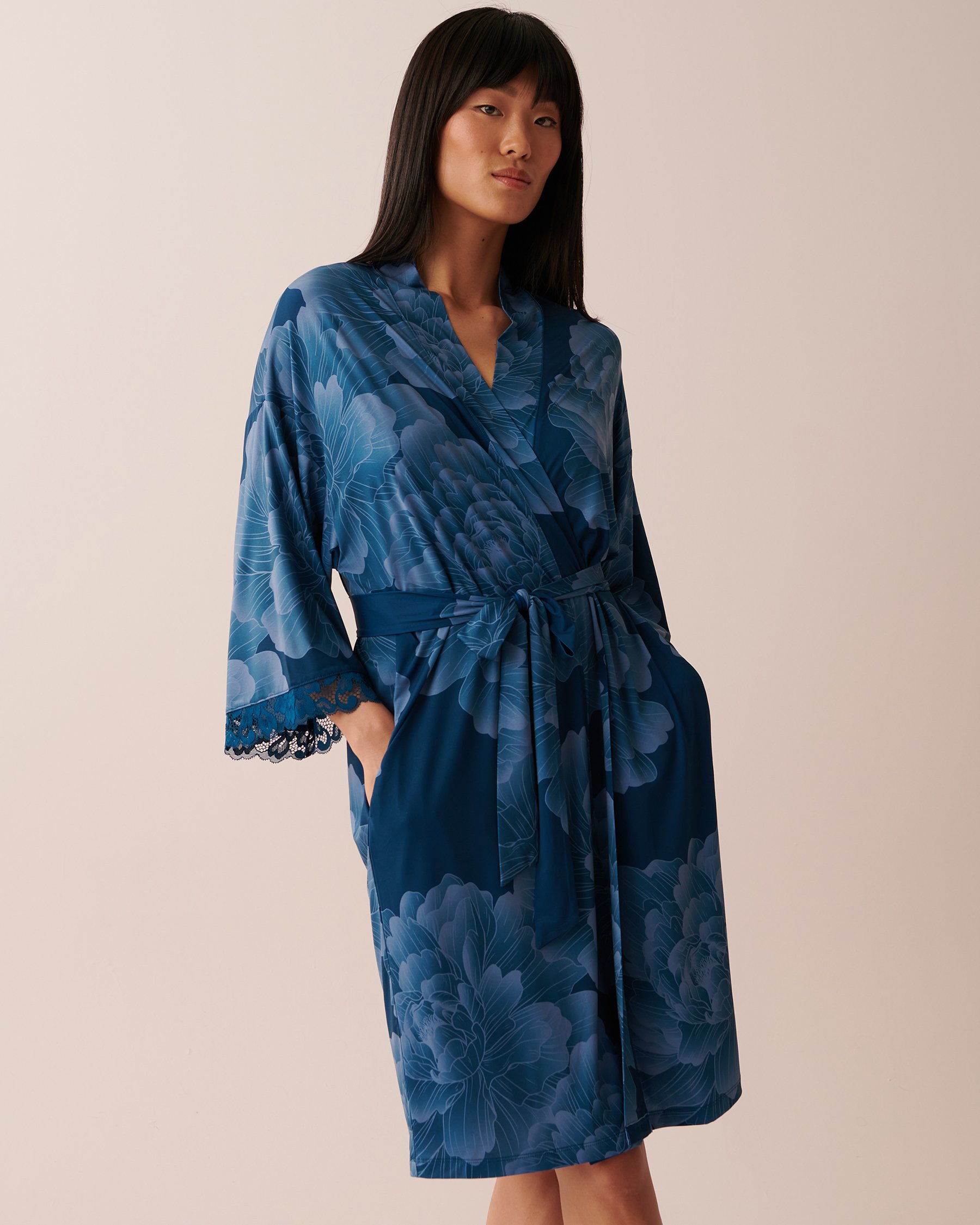 LA VIE EN ROSE Recycled Fibers Lace Trim Kimono Midnight peony 60600059 - View6