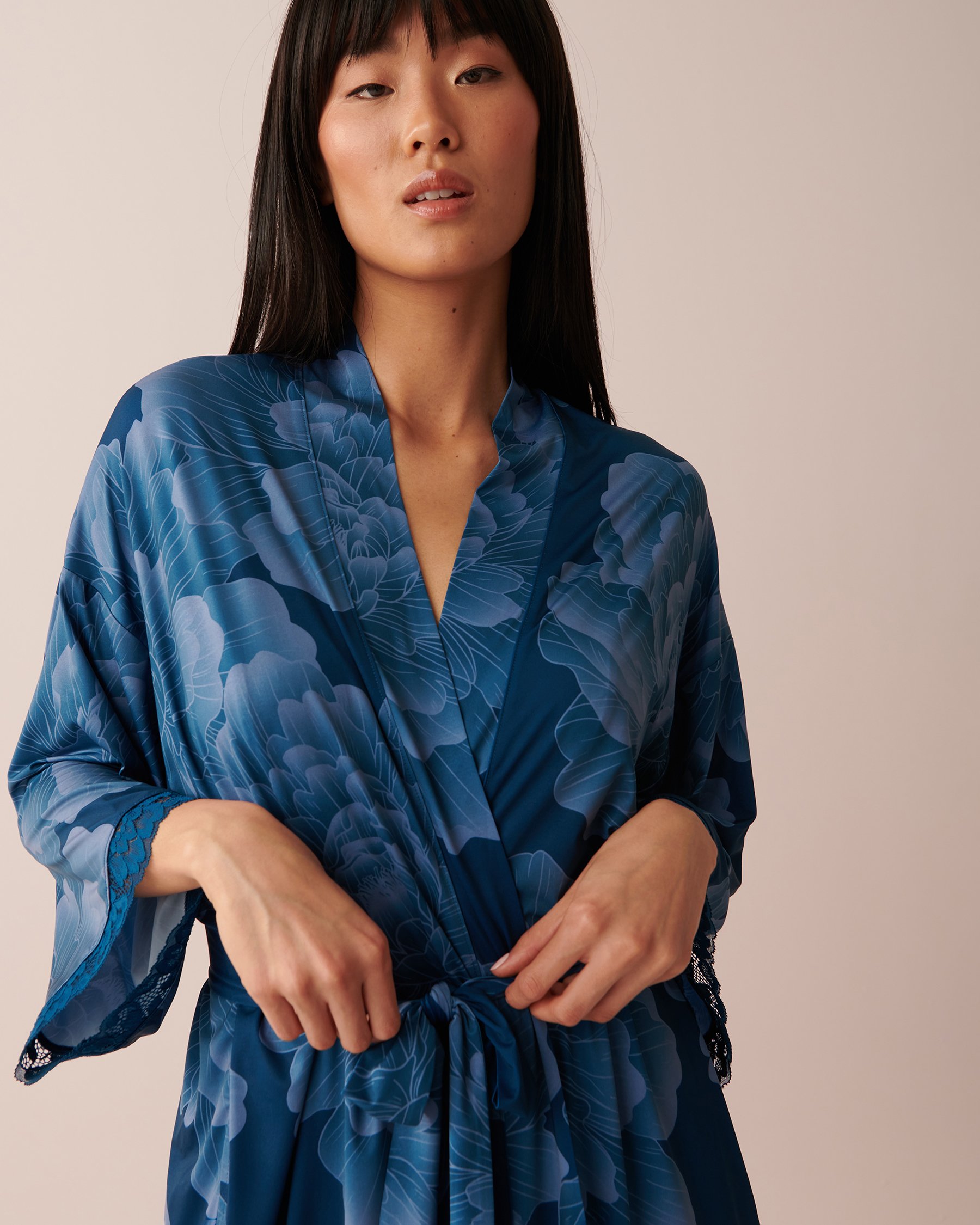 LA VIE EN ROSE Recycled Fibers Lace Trim Kimono Midnight peony 60600059 - View8