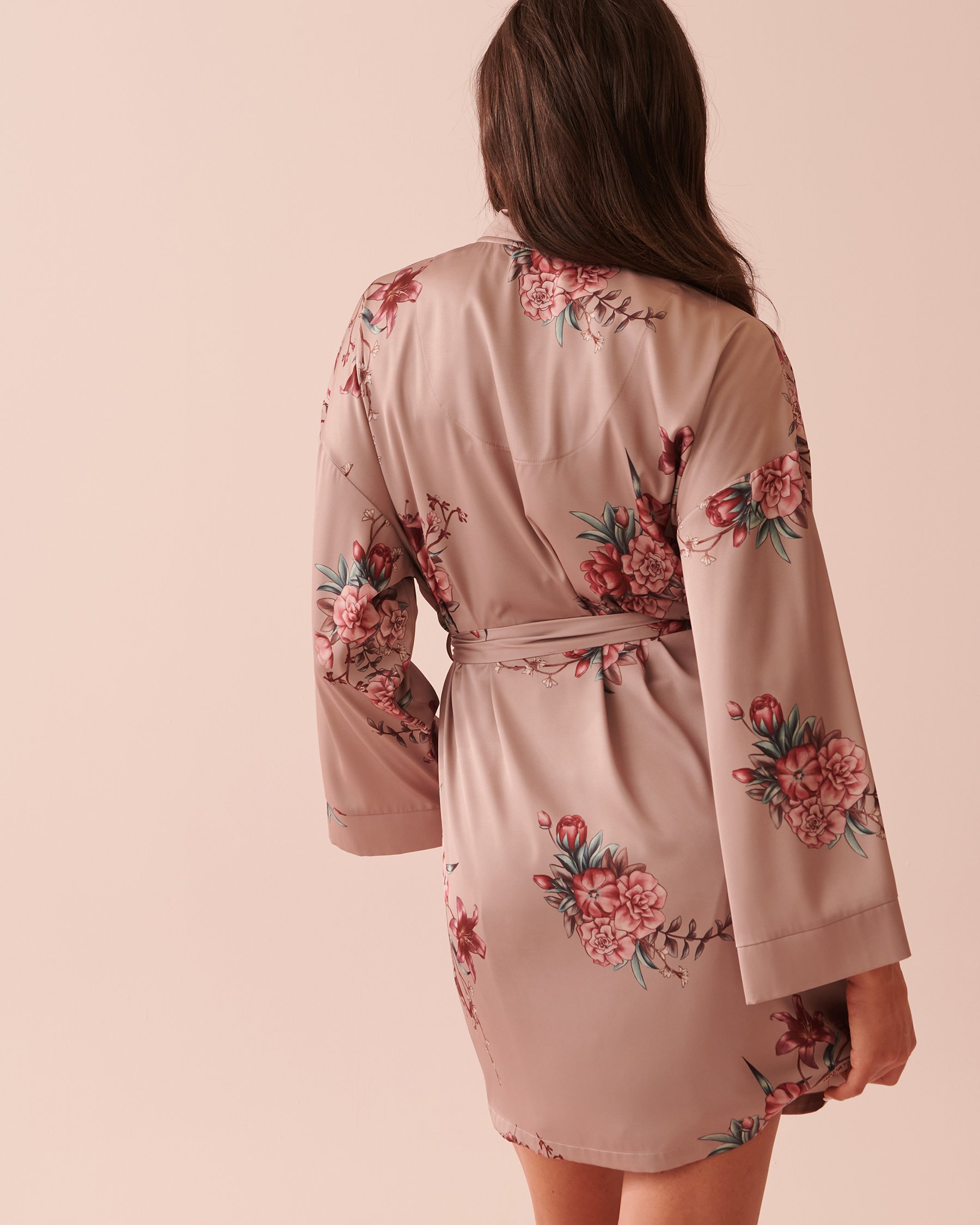 LA VIE EN ROSE Kimono en satin longueur maxi Fleurs d'automne 60600058 - View2