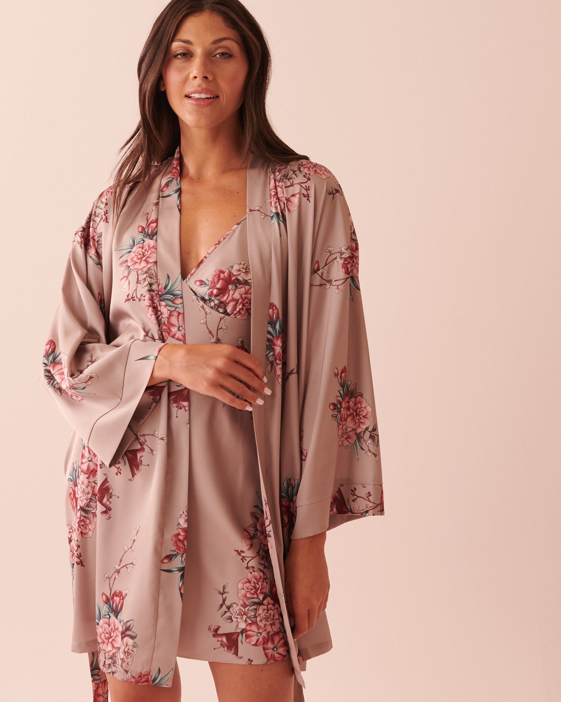 LA VIE EN ROSE Kimono en satin longueur maxi Fleurs d'automne 60600058 - View4