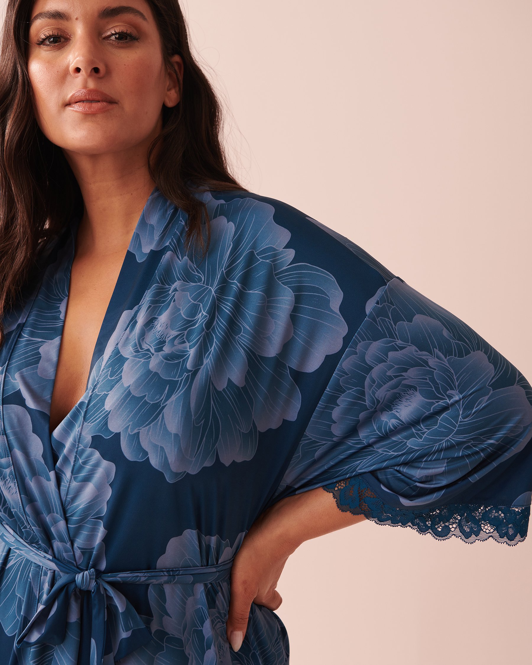 LA VIE EN ROSE Recycled Fibers Lace Trim Kimono Midnight peony 60600059 - View4