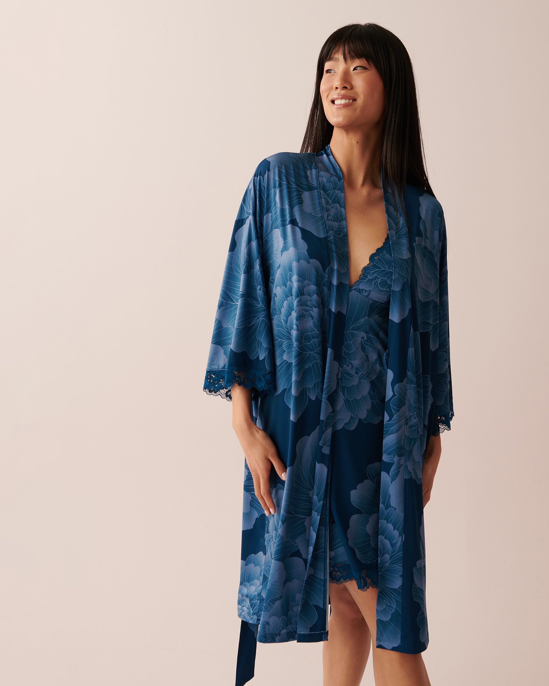 LA VIE EN ROSE Recycled Fibers Lace Trim Kimono Midnight peony 60600059 - View5