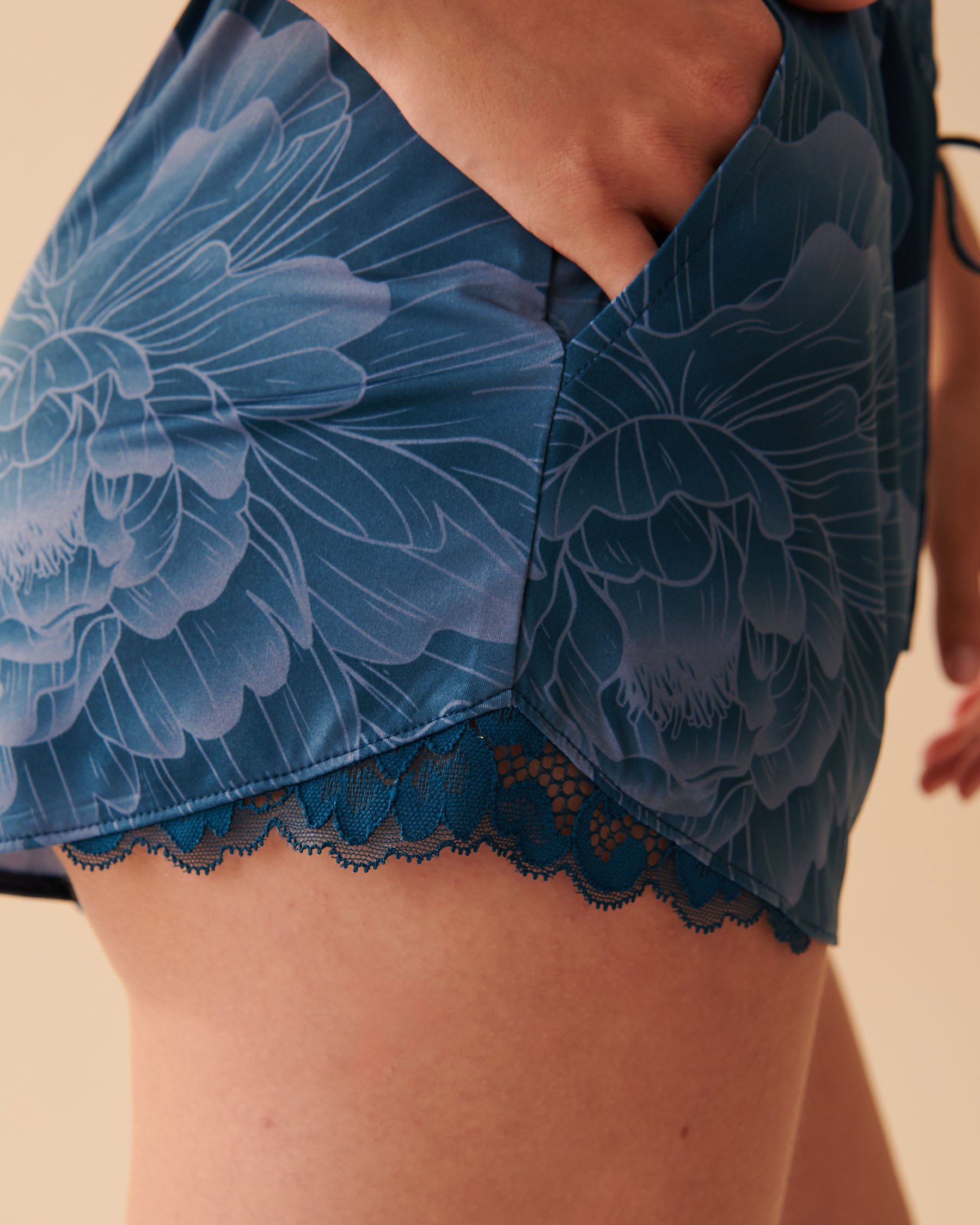 LA VIE EN ROSE Short bordure de dentelle en fibres recyclées Pivoine de minuit 60200077 - View3