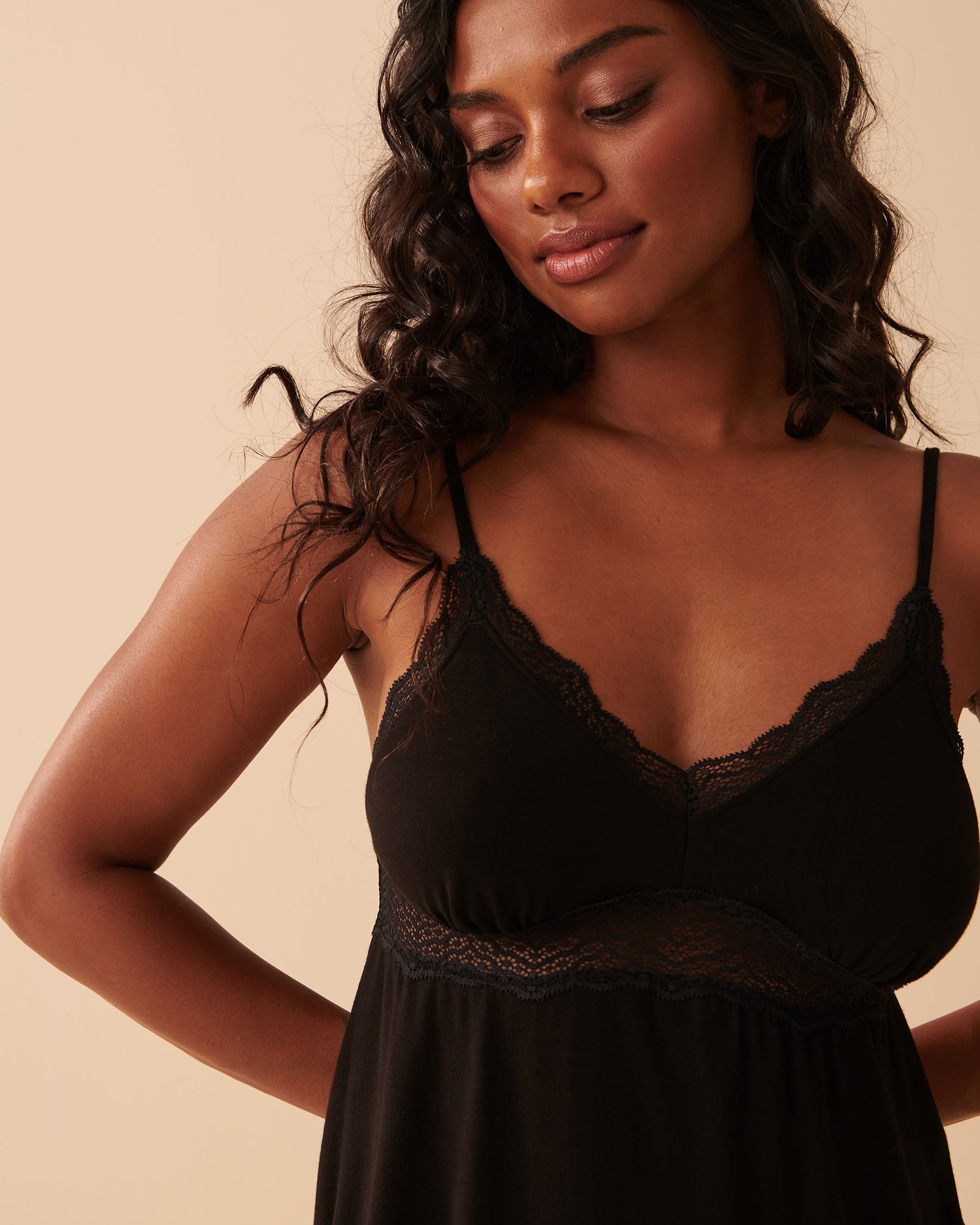 LA VIE EN ROSE Camisole à détails de dentelle en jersey doux Noir 40100488 - Voir4