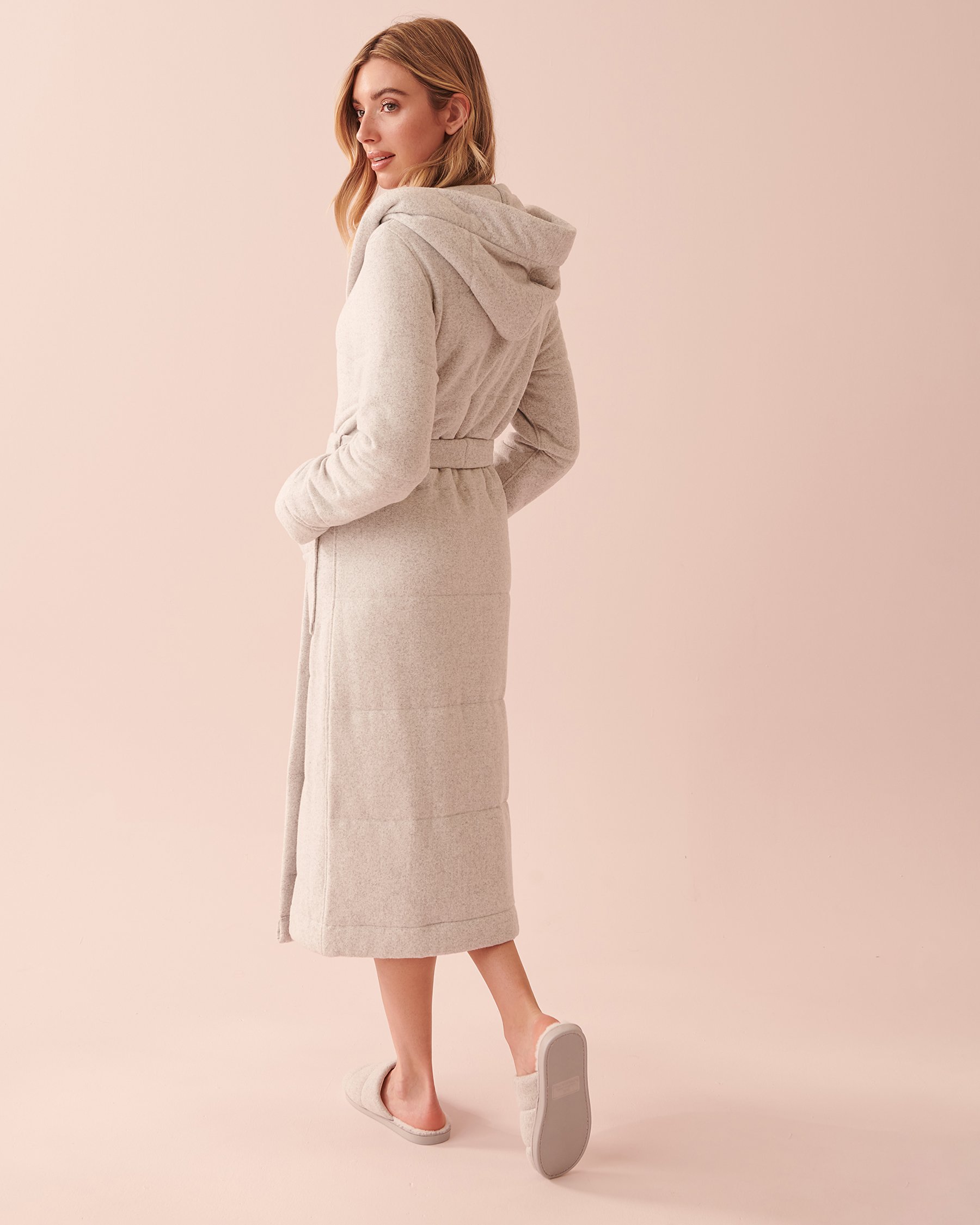 LA VIE EN ROSE Robe de chambre matelassée à capuchon en tricot doux Gris poudré 40600143 - View7