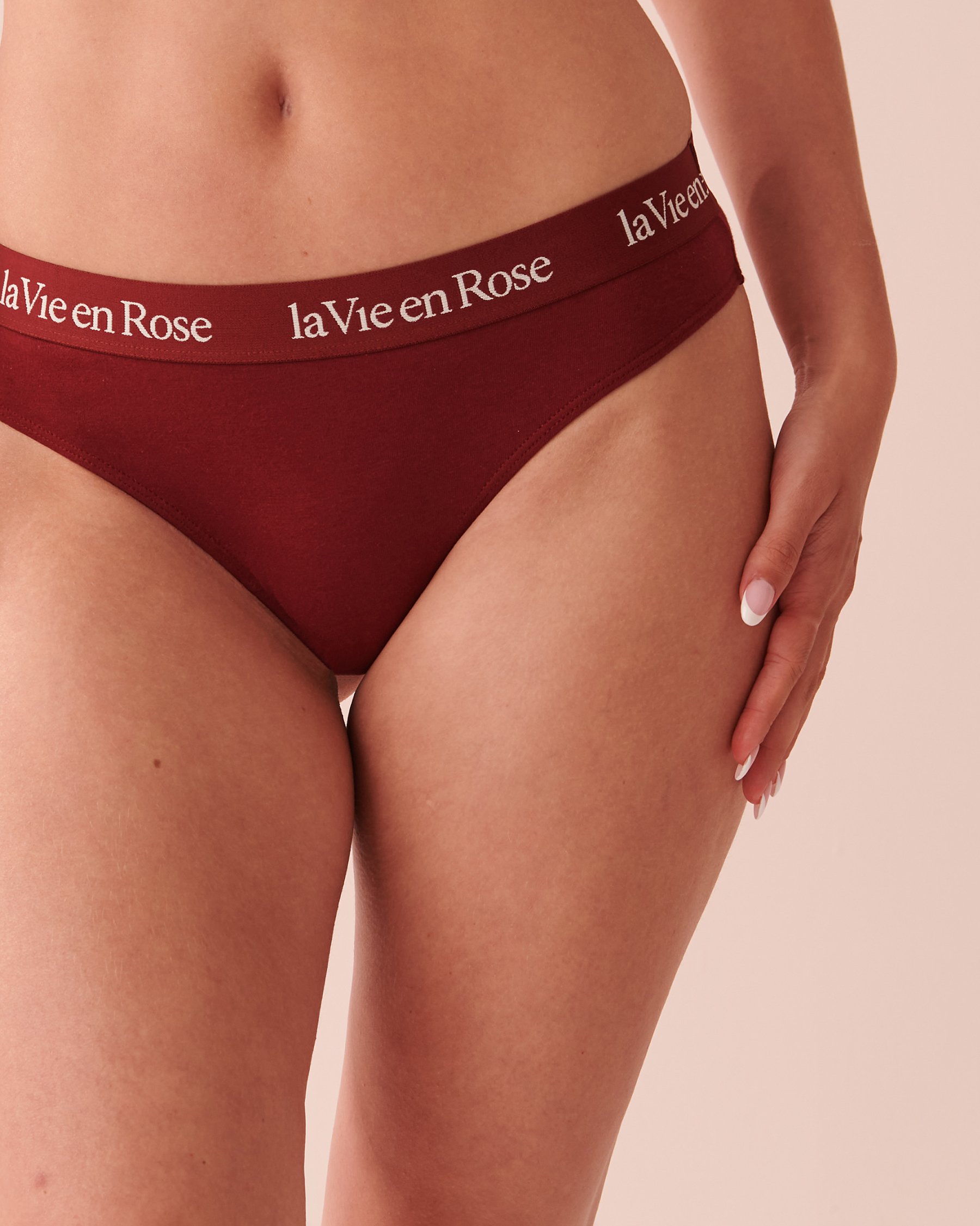 LA VIE EN ROSE Cotton and Logo Elastic Band Thong Panty Cabernet 20100352 - View1