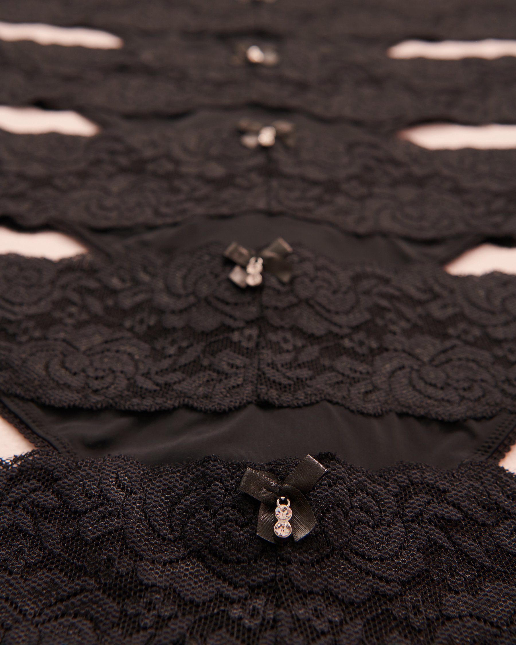 LA VIE EN ROSE Lot de 5 culottes tanga microfibre et large bande de dentelle Noir 20200406 - Voir4