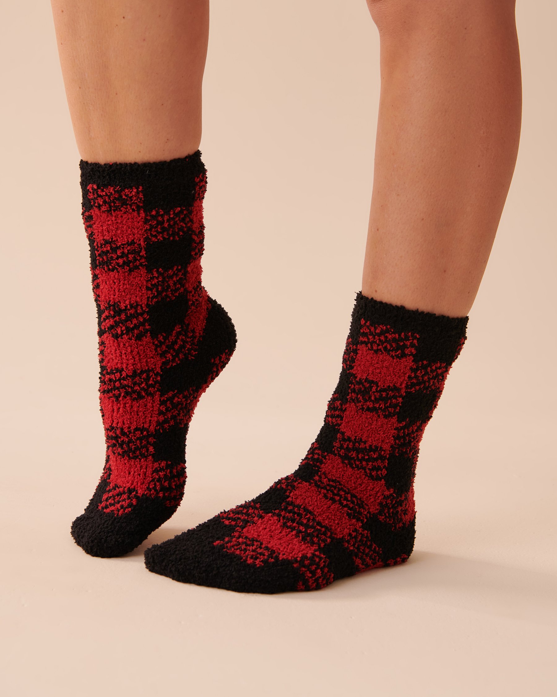 LA VIE EN ROSE Ens. de 2 paires de bas en chenille recyclée Carreaux buffalo/ Sapins rouges 40700287 - Voir1