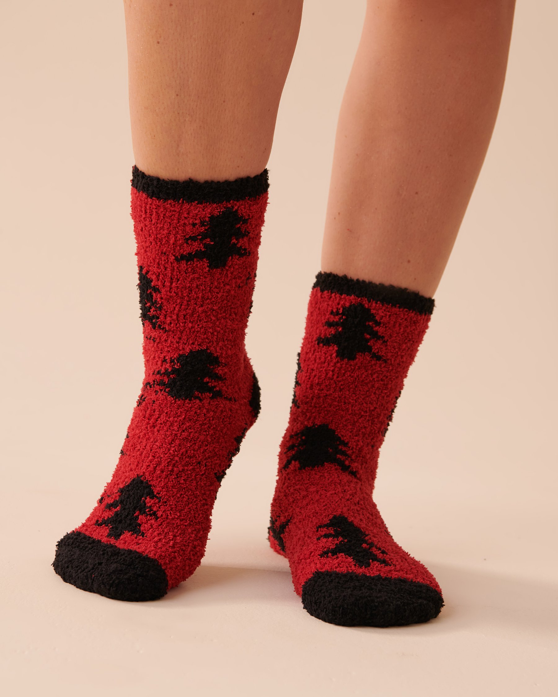 LA VIE EN ROSE Ens. de 2 paires de bas en chenille recyclée Carreaux buffalo/ Sapins rouges 40700287 - Voir2