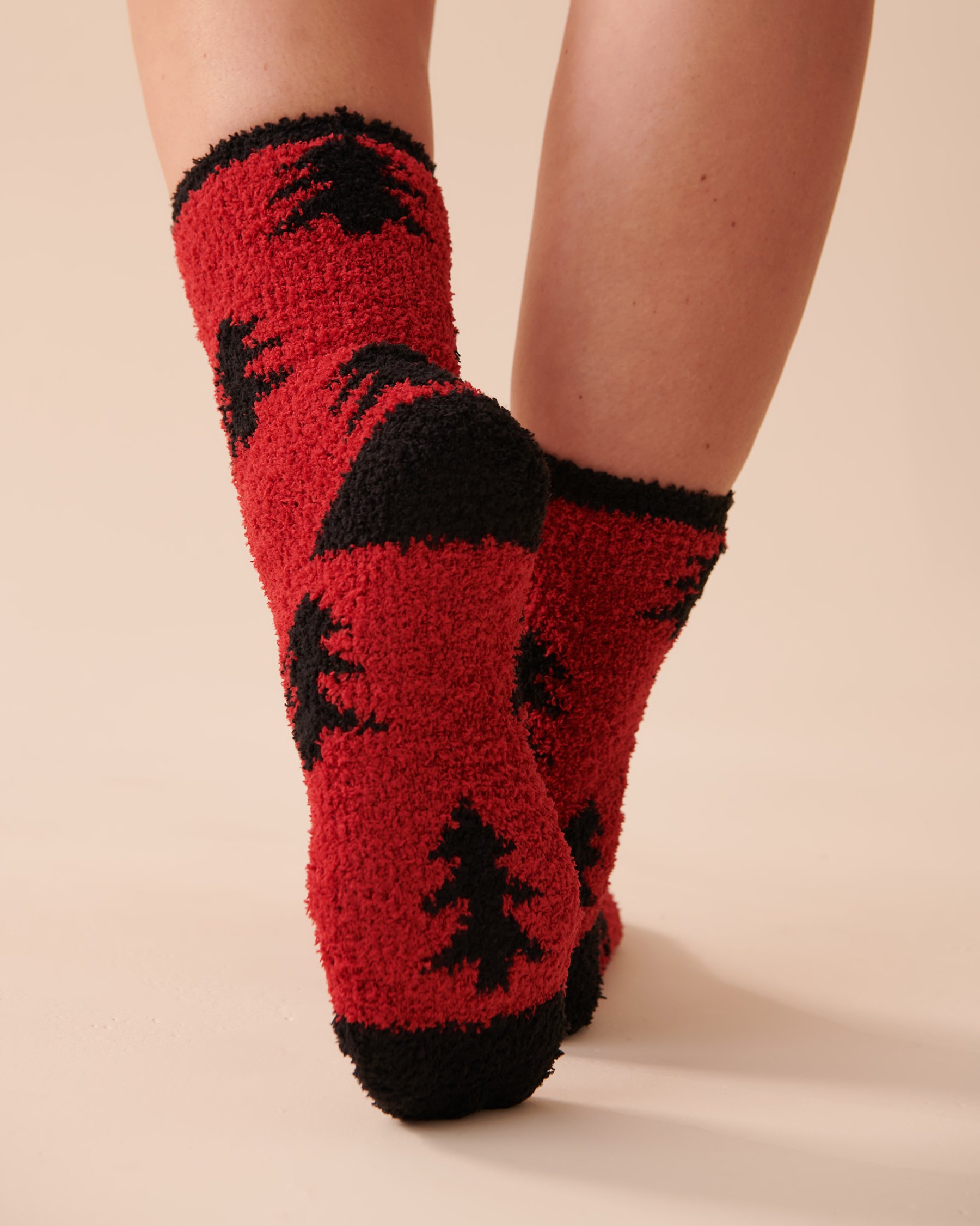 LA VIE EN ROSE Ens. de 2 paires de bas en chenille recyclée Carreaux buffalo/ Sapins rouges 40700287 - Voir3