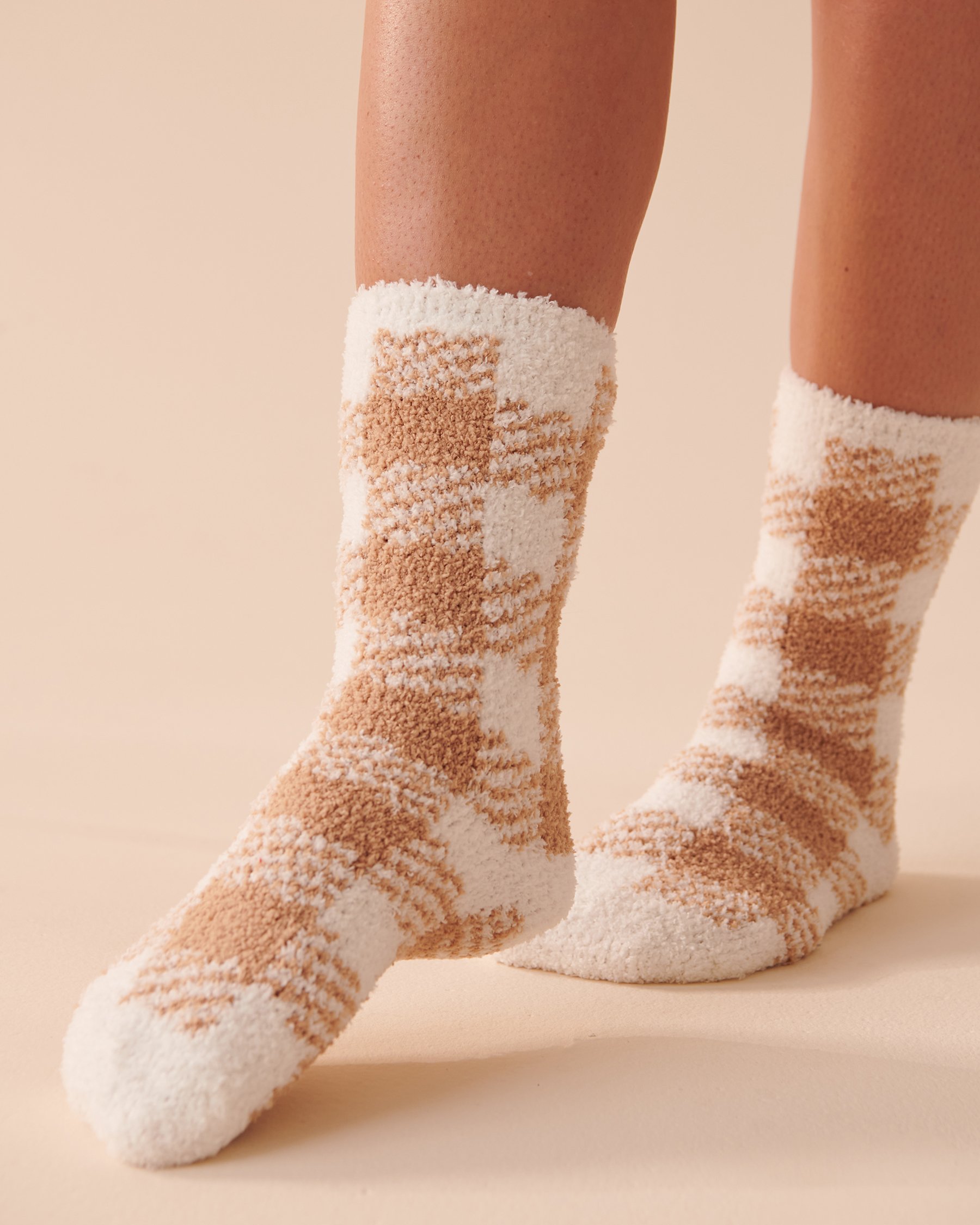 LA VIE EN ROSE Ens. de 2 paires de bas en chenille recyclée Carreaux/ Scottie caramel 40700287 - Voir1