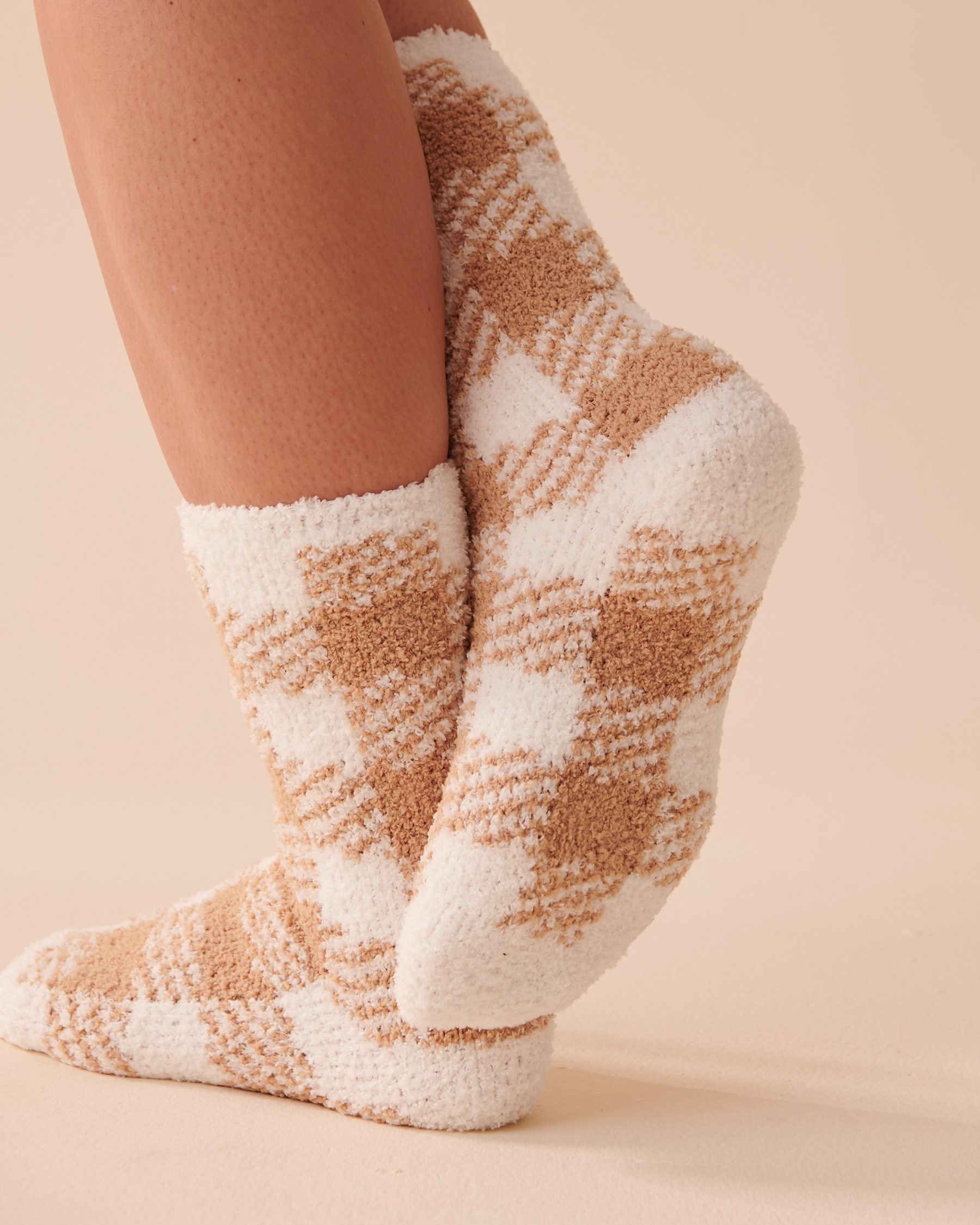 LA VIE EN ROSE Ens. de 2 paires de bas en chenille recyclée Carreaux/ Scottie caramel 40700287 - Voir4