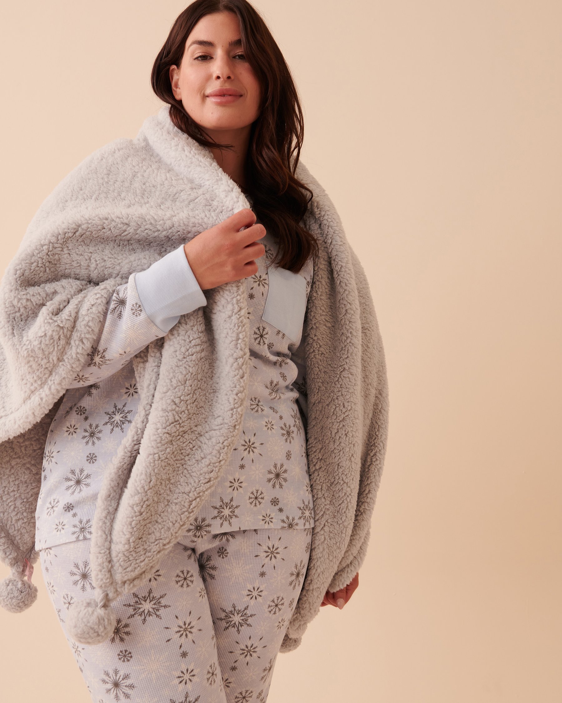 LA VIE EN ROSE Pompom Sherpa Blanket Chimney Smoke 40700292 - View1
