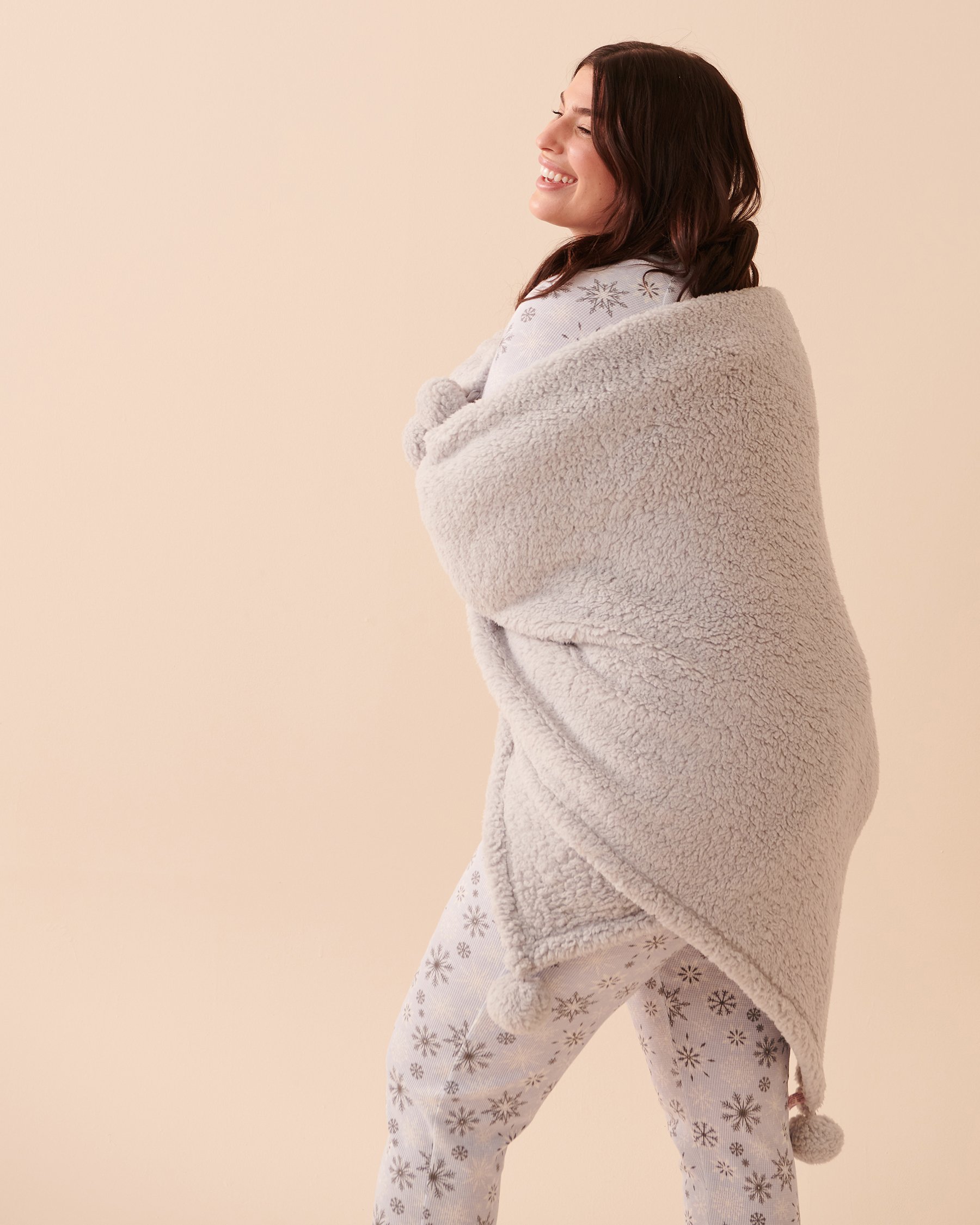 LA VIE EN ROSE Pompom Sherpa Blanket Chimney Smoke 40700292 - View3
