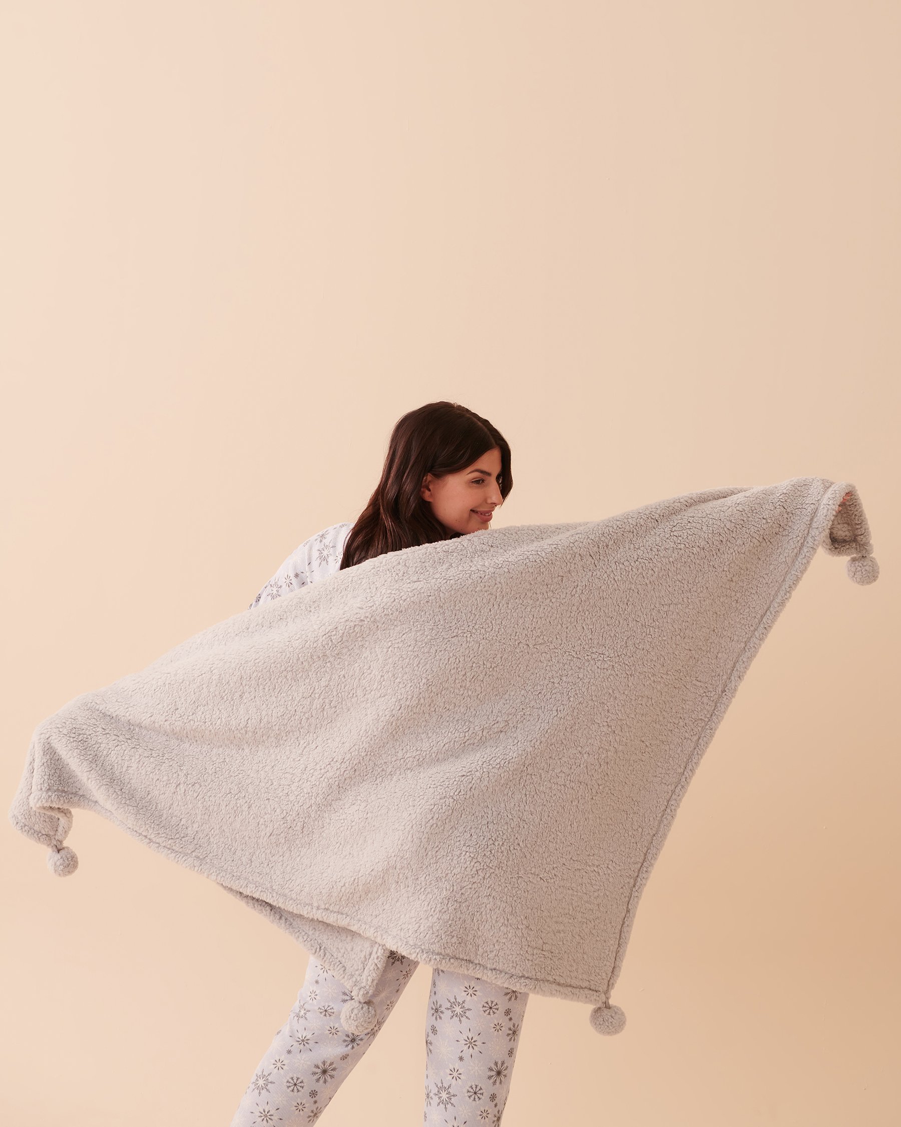 LA VIE EN ROSE Pompom Sherpa Blanket Chimney Smoke 40700292 - View4