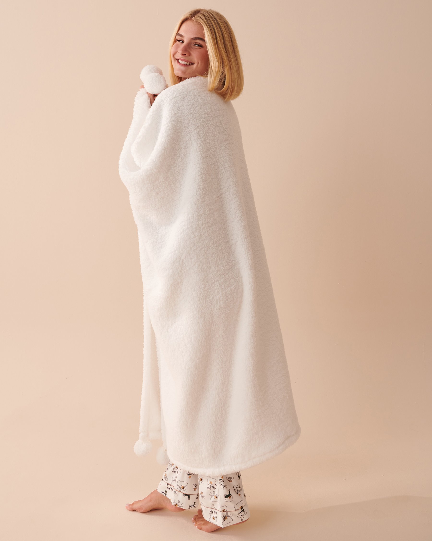 LA VIE EN ROSE Pompom Sherpa Blanket Snow White 40700292 - View3