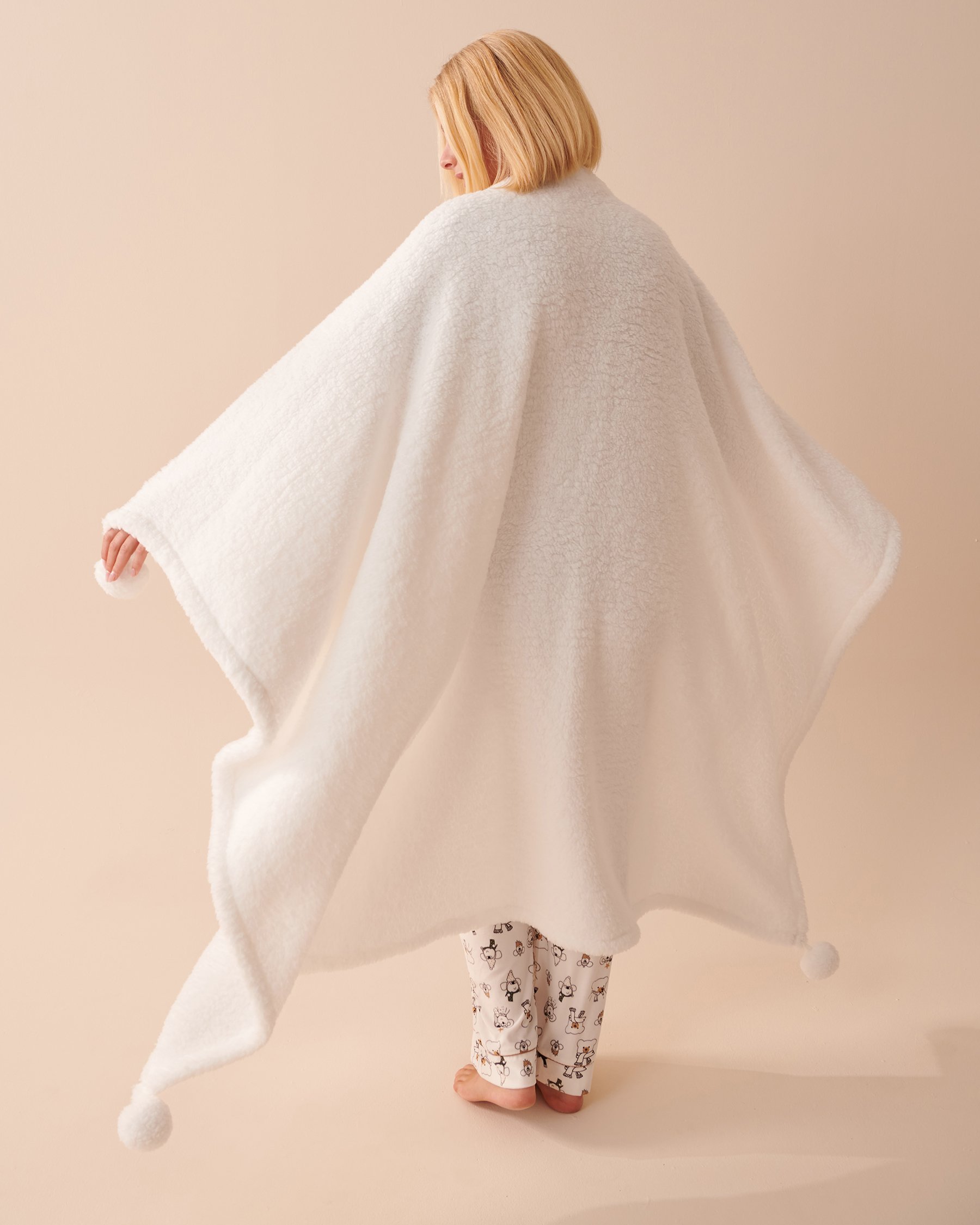 LA VIE EN ROSE Pompom Sherpa Blanket Snow White 40700292 - View4