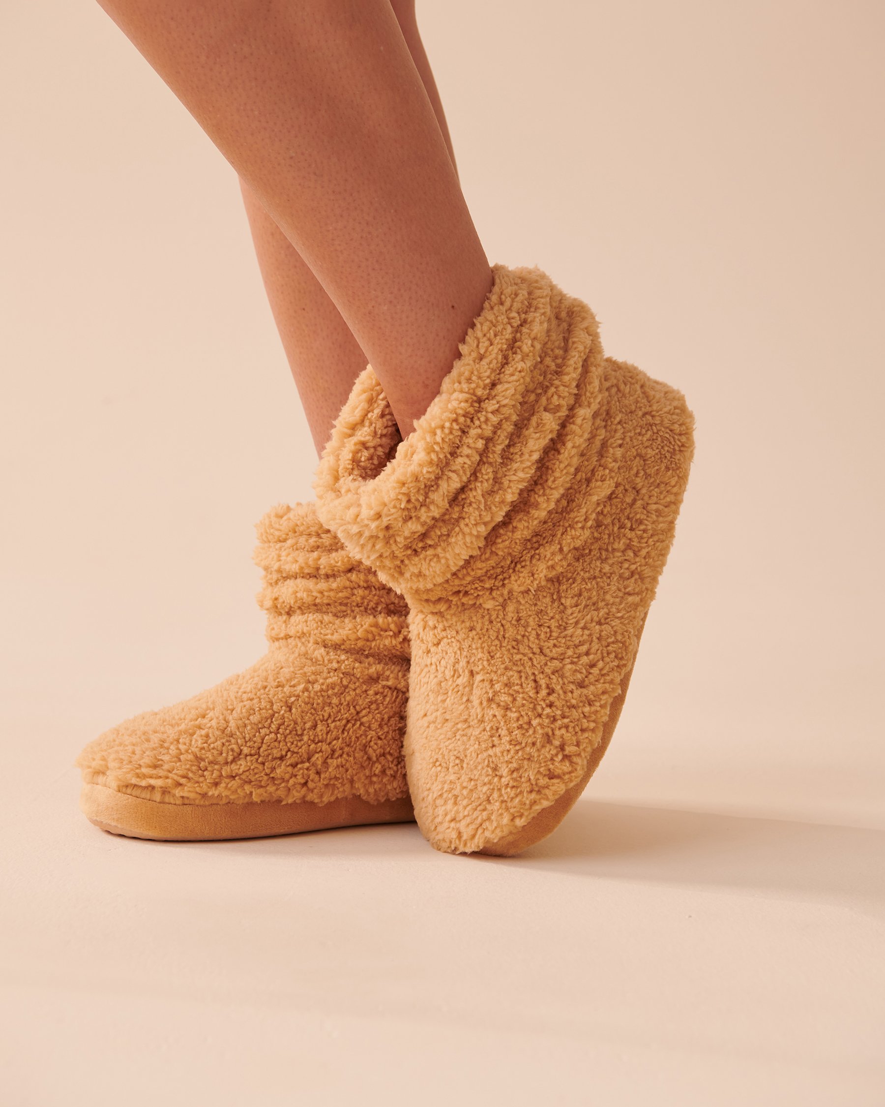 LA VIE EN ROSE Pantoufles bottines en sherpa Caramel salé 40700293 - Voir1