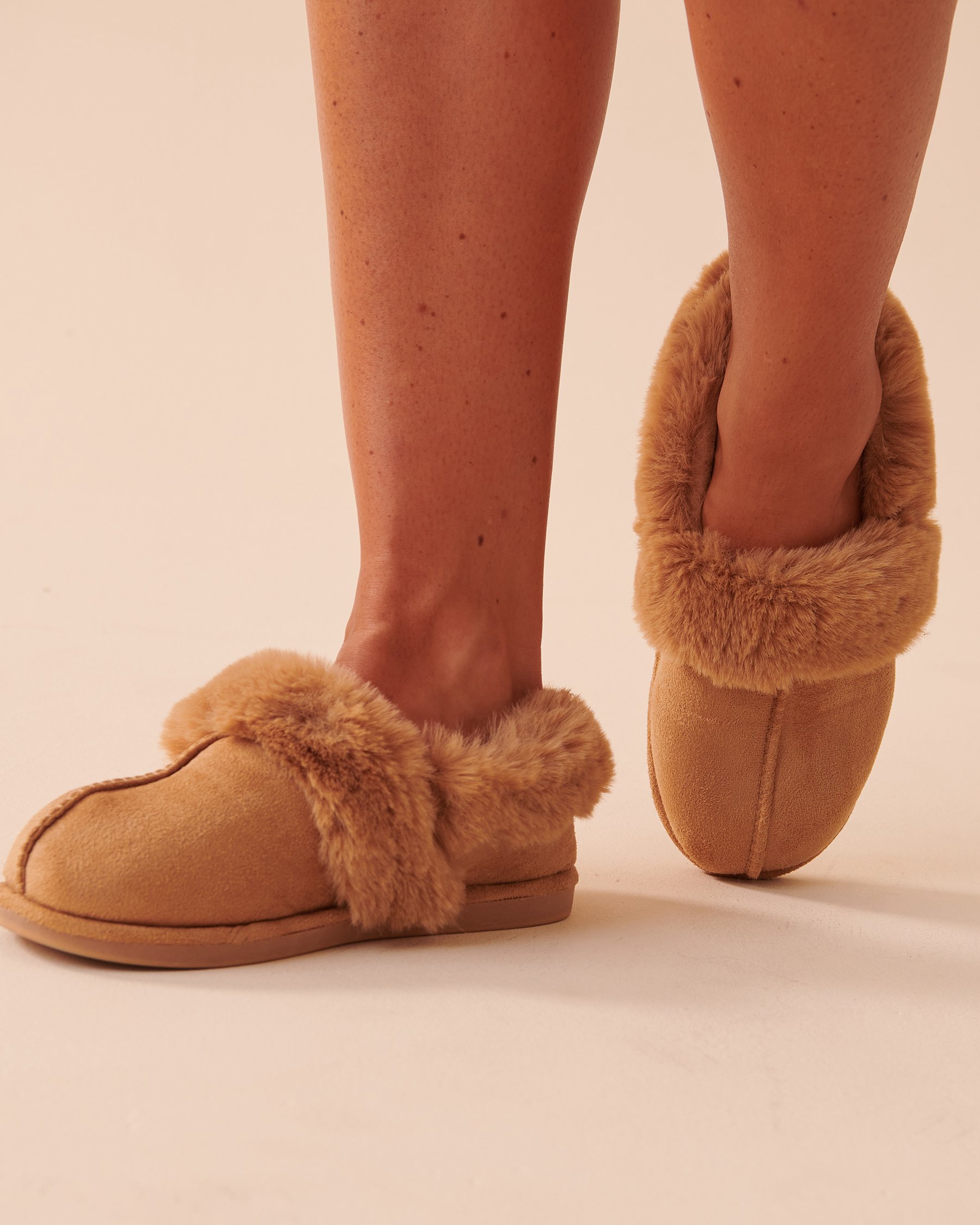 LA VIE EN ROSE Pantoufles bottines en faux suede Caramel salé 40700294 - Voir1