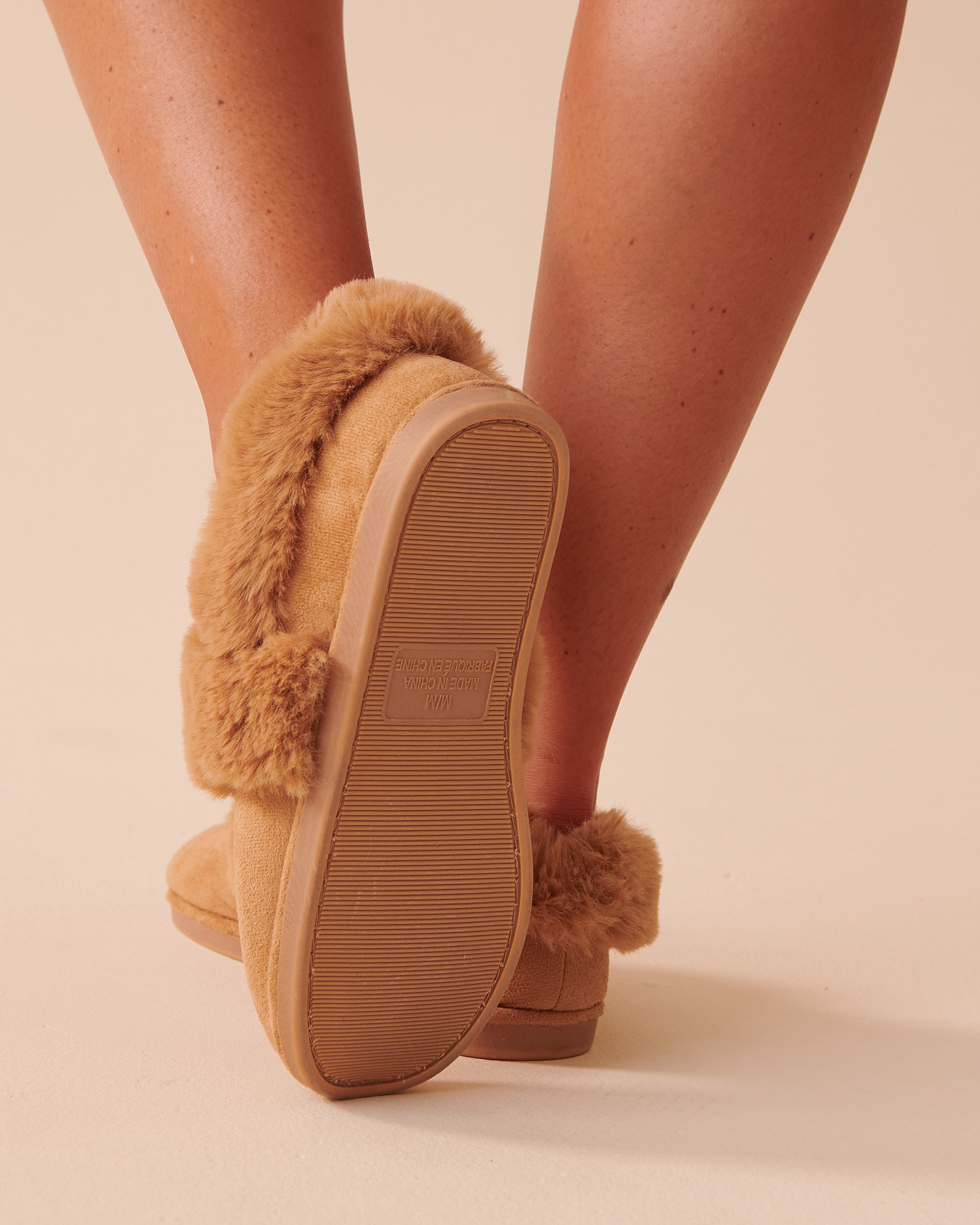 LA VIE EN ROSE Pantoufles bottines en faux suede Caramel salé 40700294 - Voir2