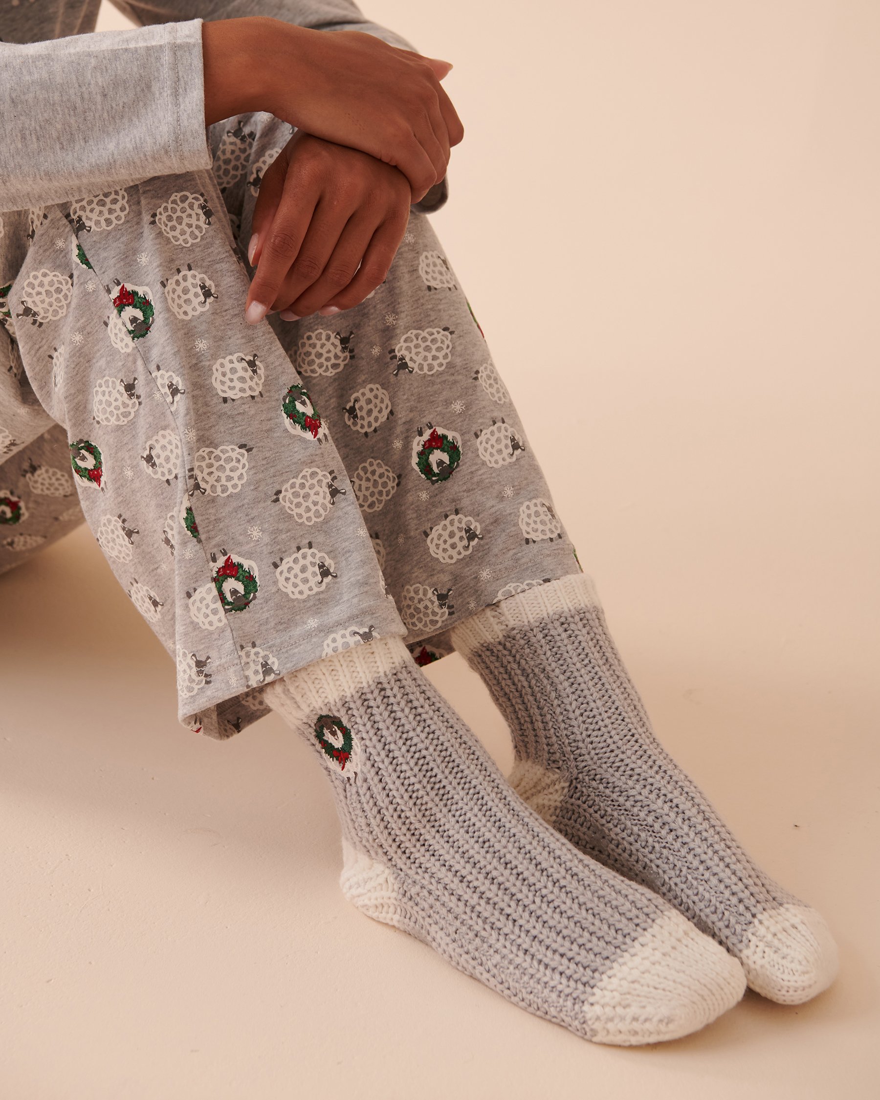 LA VIE EN ROSE Knitted Socks with Winter Embroidery Chimney Smoke 40700295 - View1