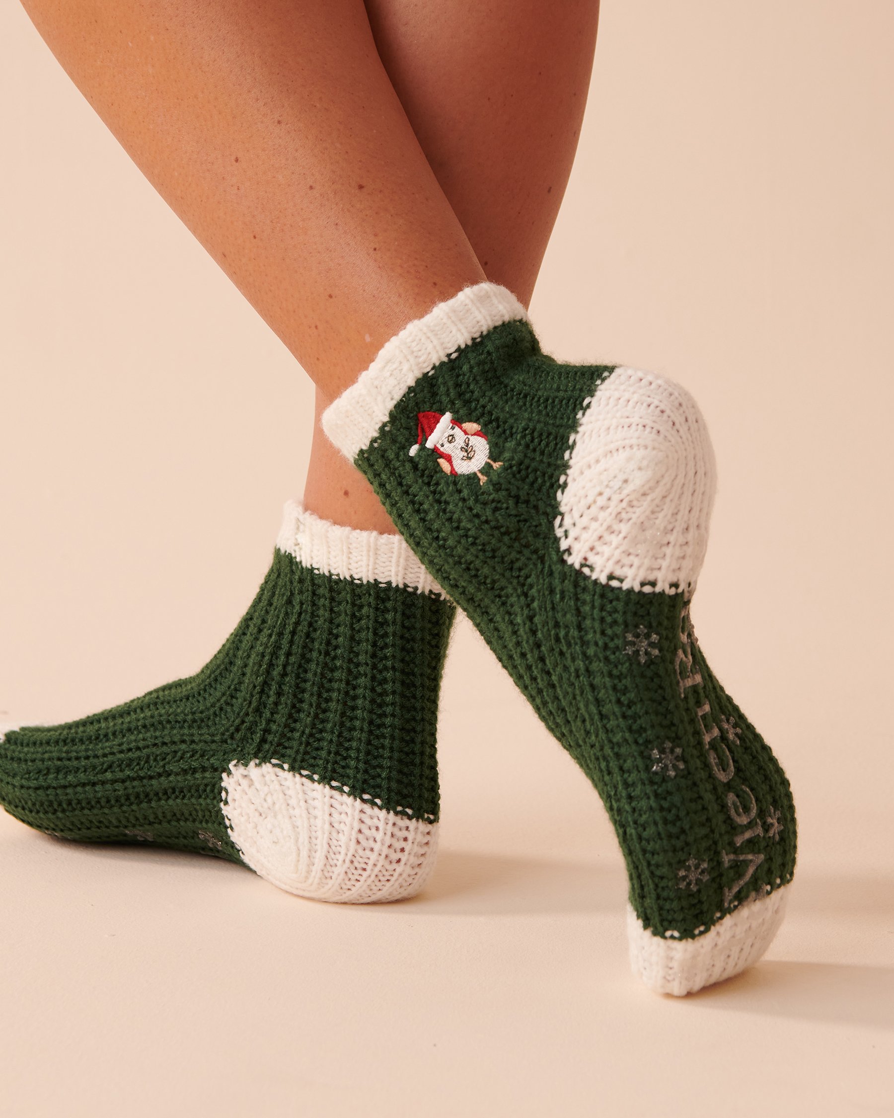 LA VIE EN ROSE Bas en tricot avec broderie hivernale Vert sapin 40700295 - View2