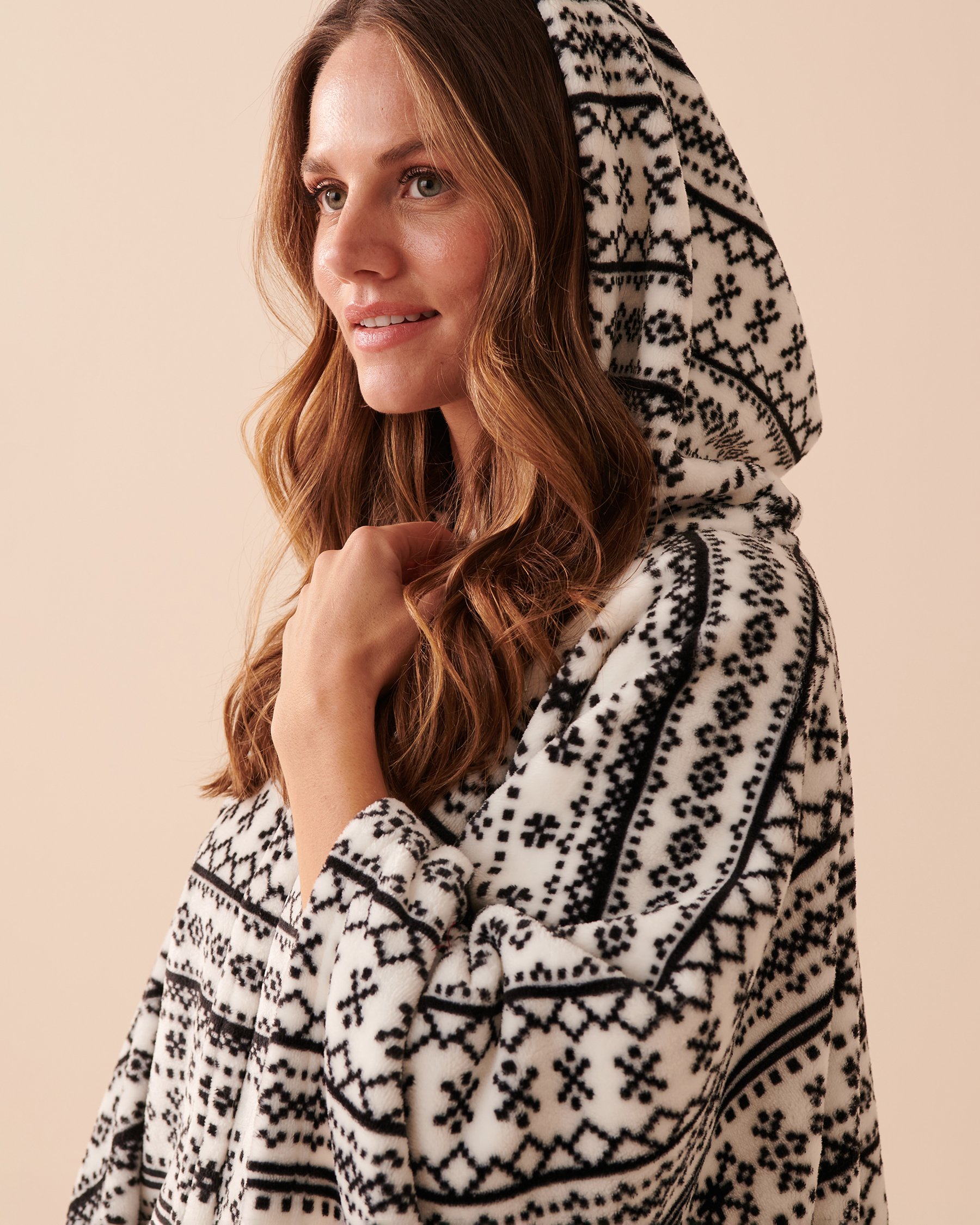 LA VIE EN ROSE Soft Plush Hooded Cape Black and White Fair Isle 40700296 - View4