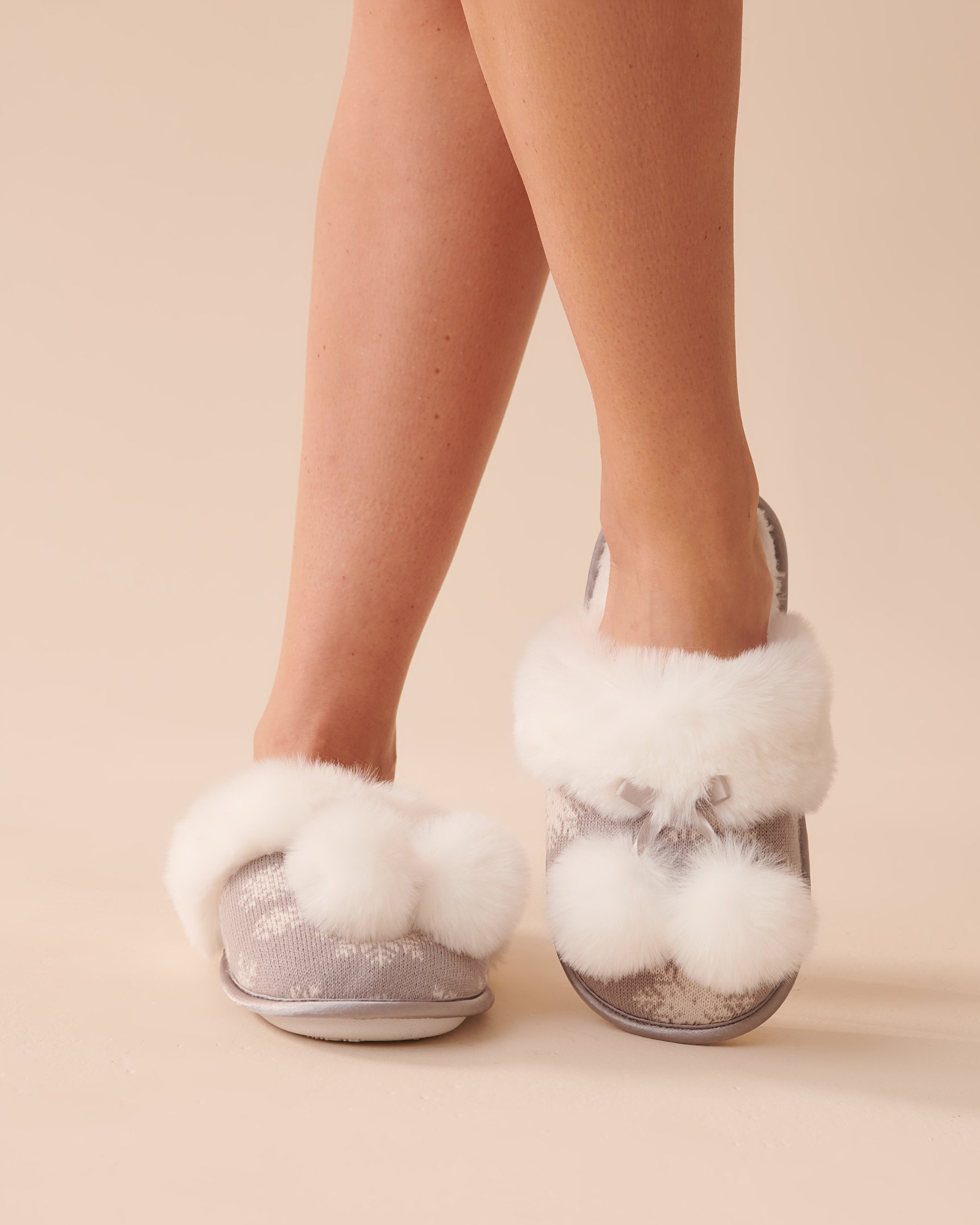 LA VIE EN ROSE Pantoufles mules à pompons Flocon gris 40700304 - Voir1