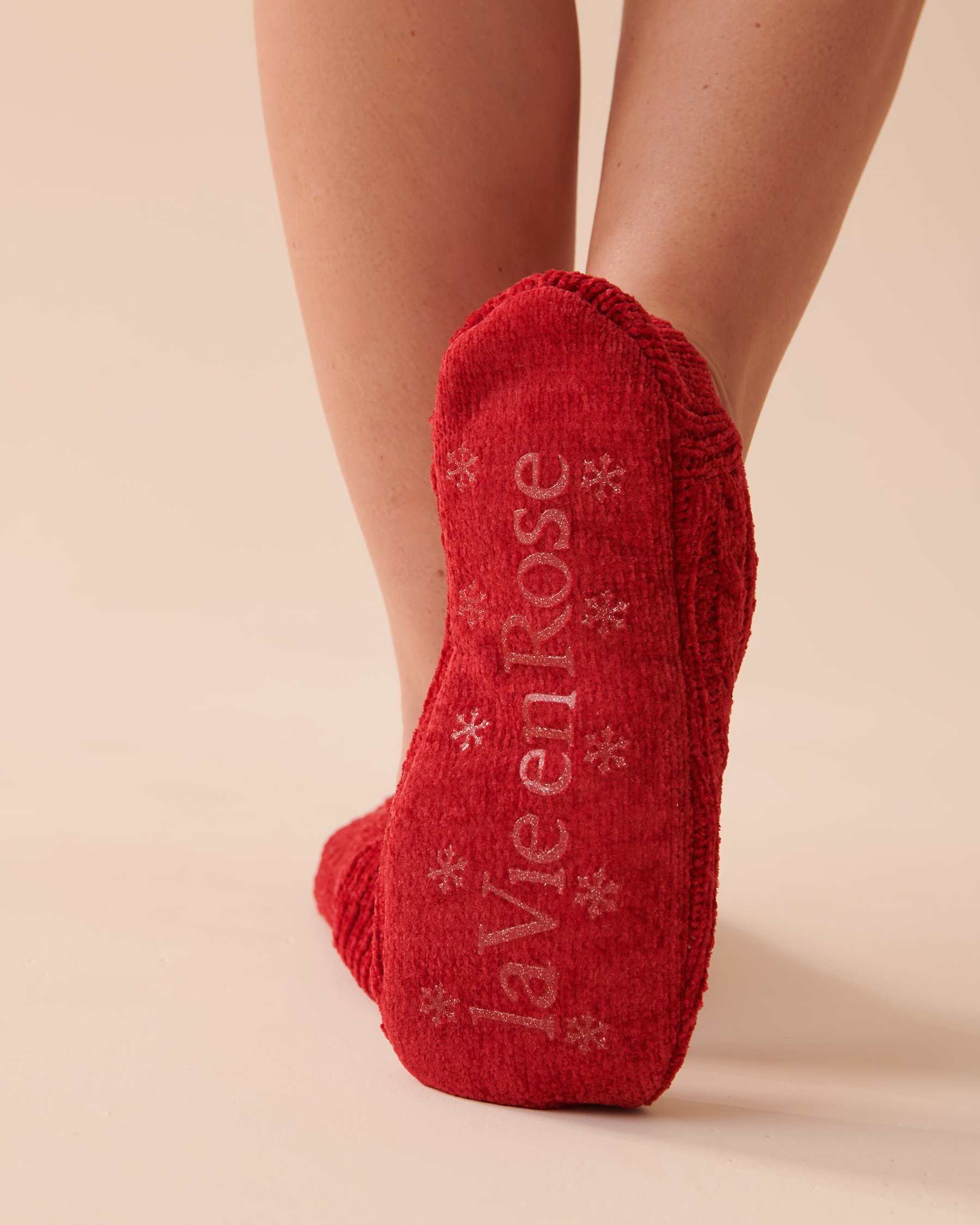 LA VIE EN ROSE Bas pantoufles en chenille et sherpa Rouge festif 40700307 - Voir2