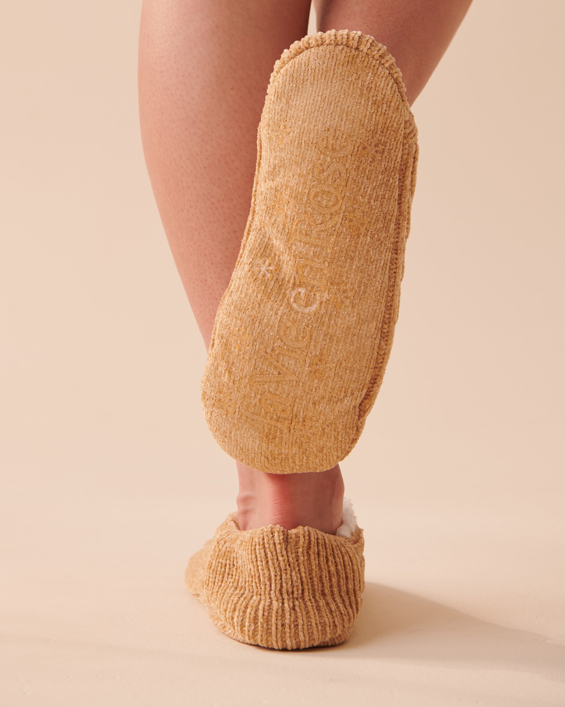 LA VIE EN ROSE Bas pantoufles en chenille et sherpa Caramel salé 40700307 - Voir2