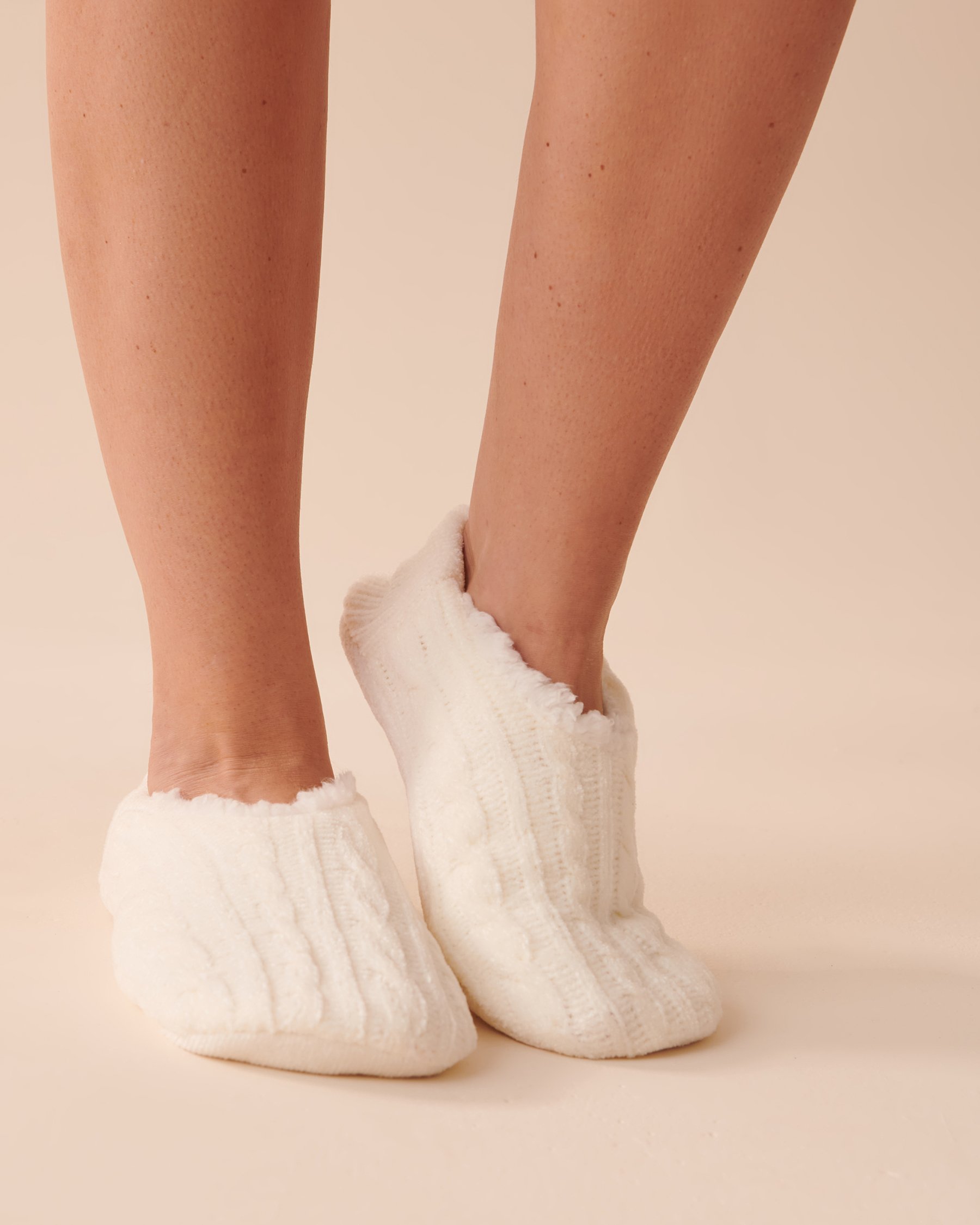 LA VIE EN ROSE Chenille and Sherpa Slipper Socks Snow White 40700307 - View1