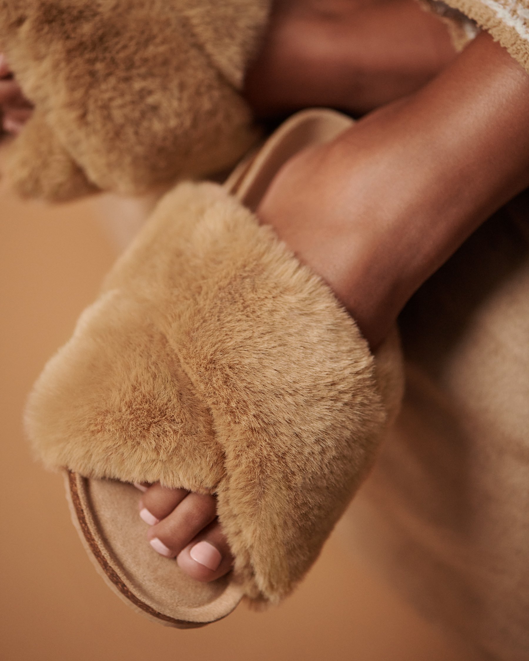 LA VIE EN ROSE Pantoufles sandales en fausse fourrure Caramel salé 40700306 - View1