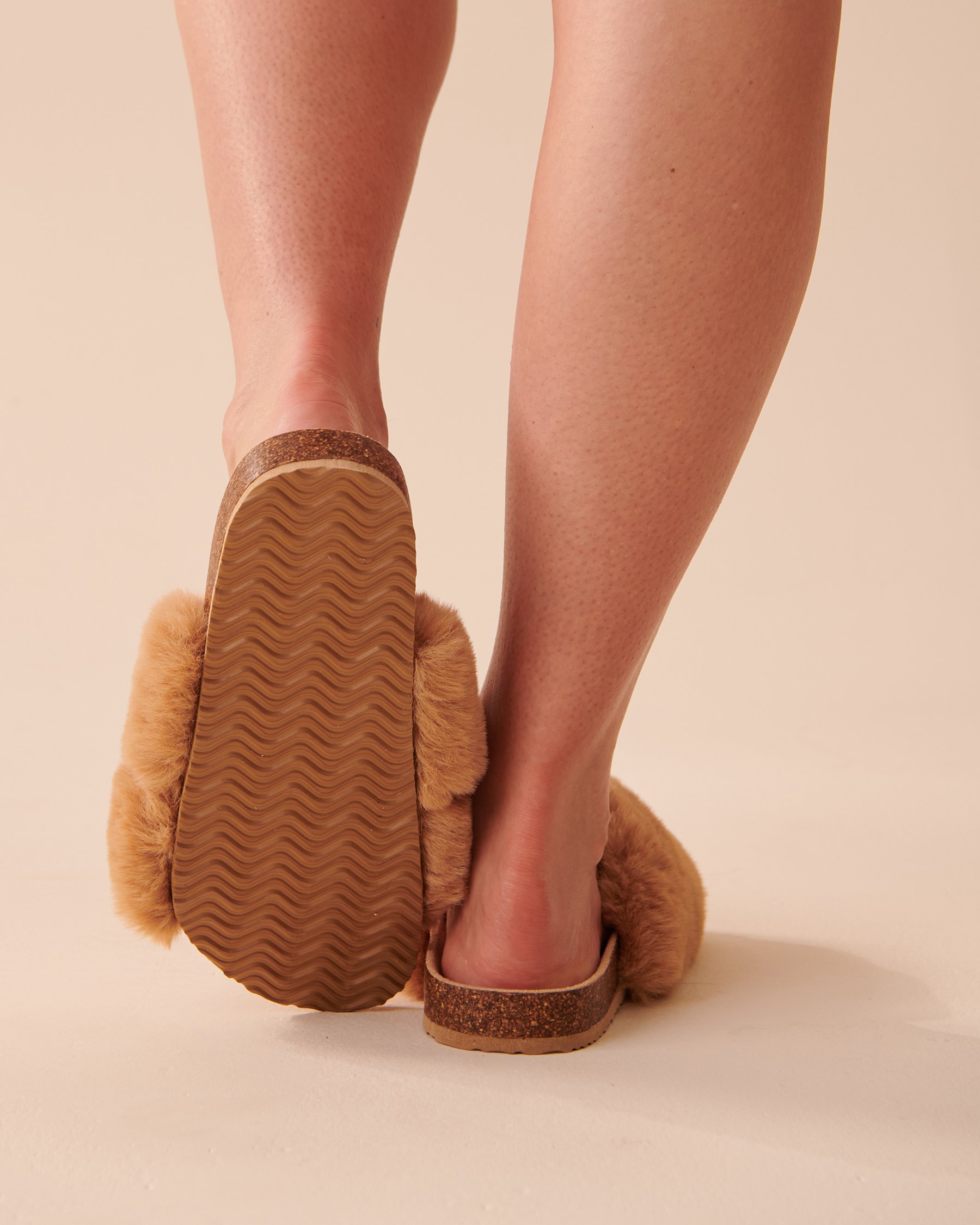 LA VIE EN ROSE Pantoufles sandales en fausse fourrure Caramel salé 40700306 - View3