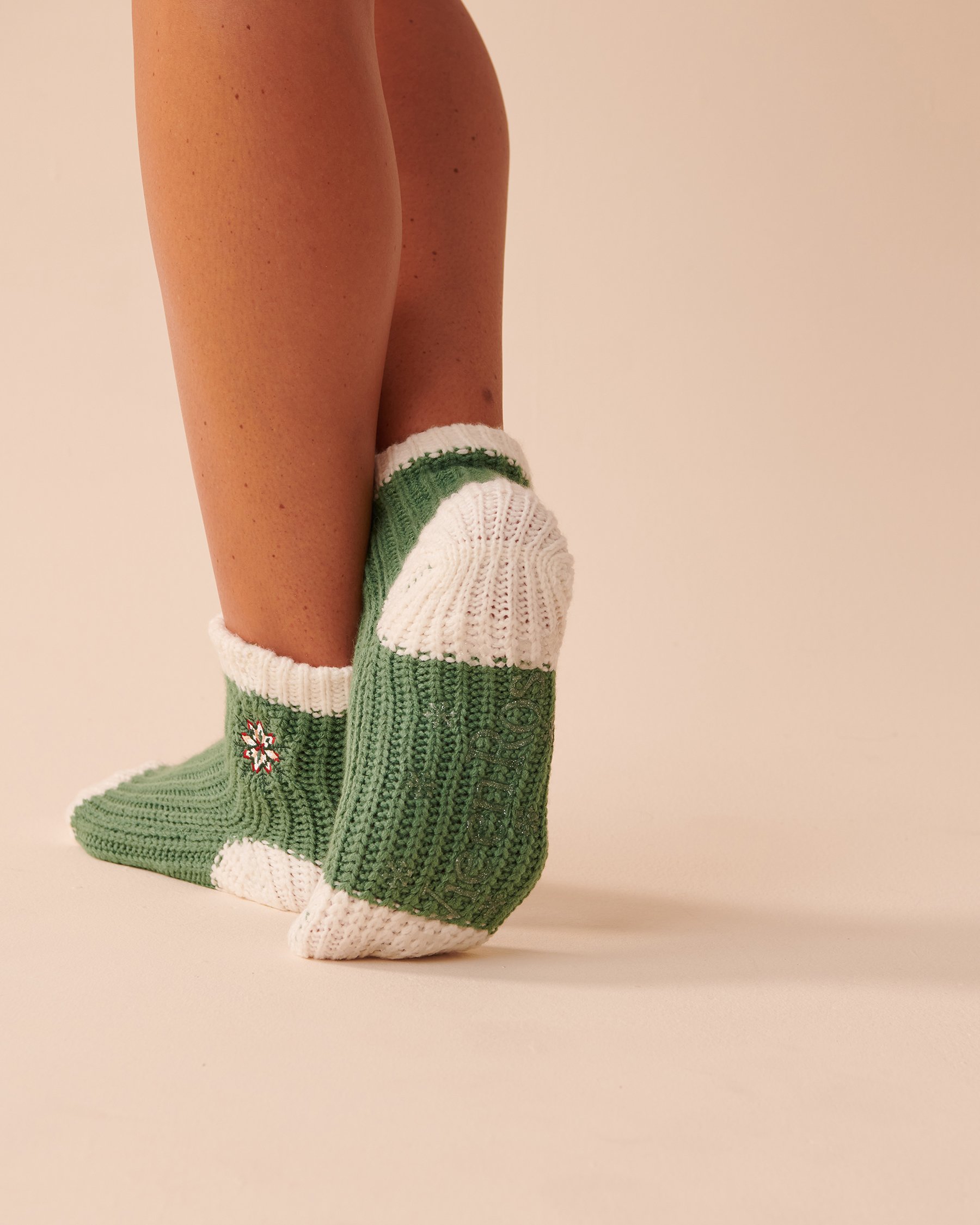 LA VIE EN ROSE Bas en tricot avec broderie hivernale Conifère 40700295 - Voir2